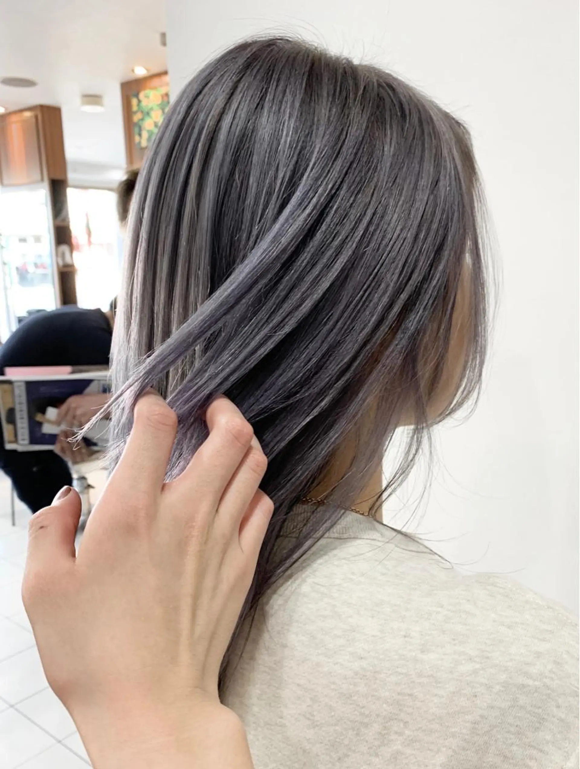 セミロング カラー パープルカラー シルバー 脱白髪染め美容師 竹内涼乃のヘアスタイル