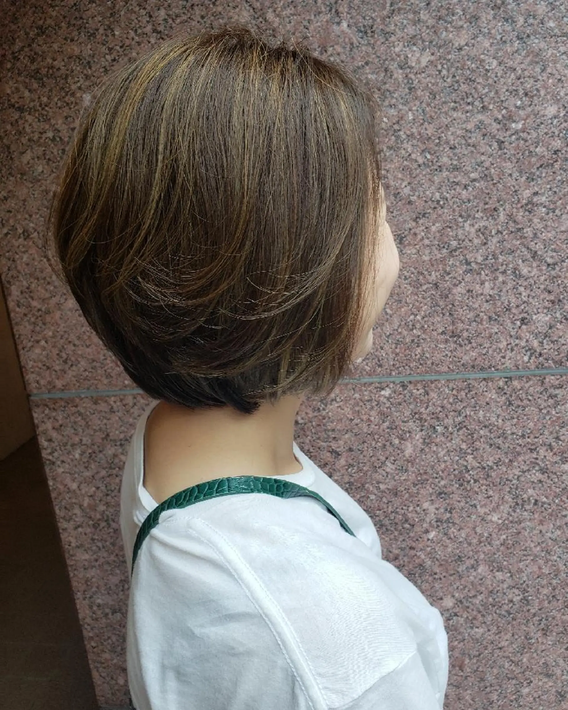 ショート カラー ベージュカラー ハイライトカラー ボブ ハイライト 美谷添（ミヤゾエ） まどか大人ヘアサロンのヘアスタイル