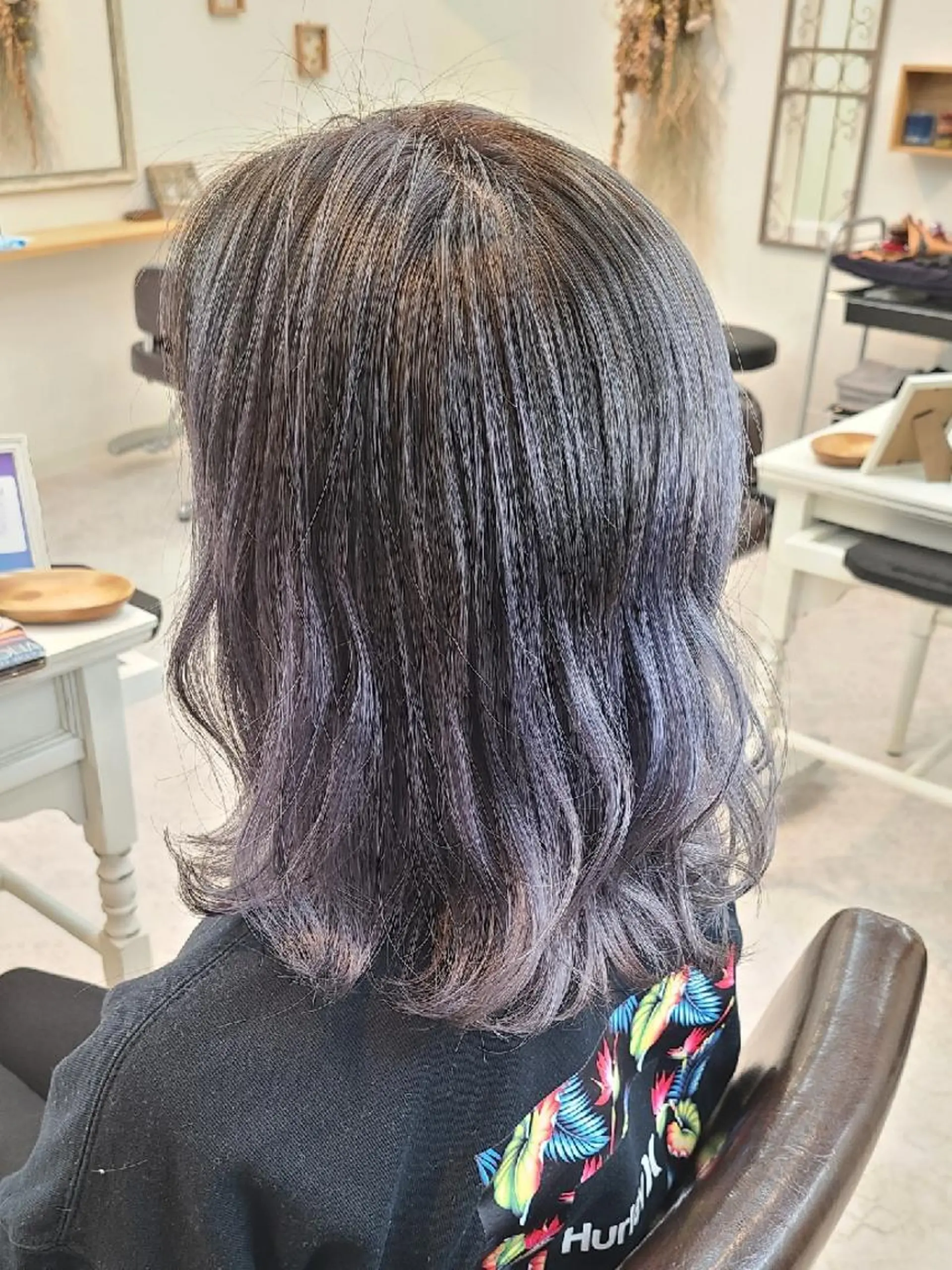 ミディアム カラー バレイヤージュ パープルカラー シルバー レイヤーカット ブリーチカラー🌈 嘉名 真樹のヘアスタイル