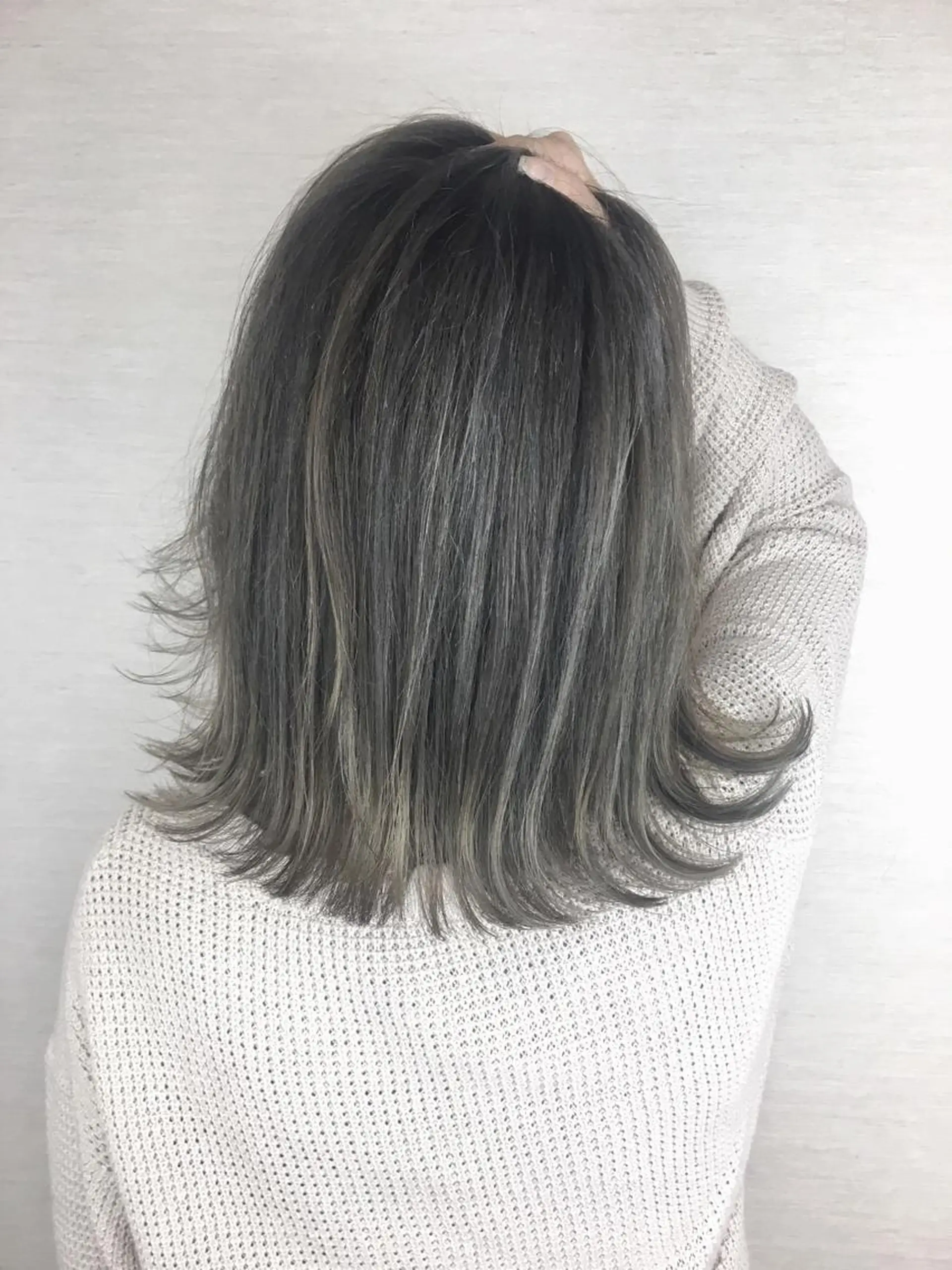 ミディアム ブリーチカラー💛 石川慧南のヘアスタイル