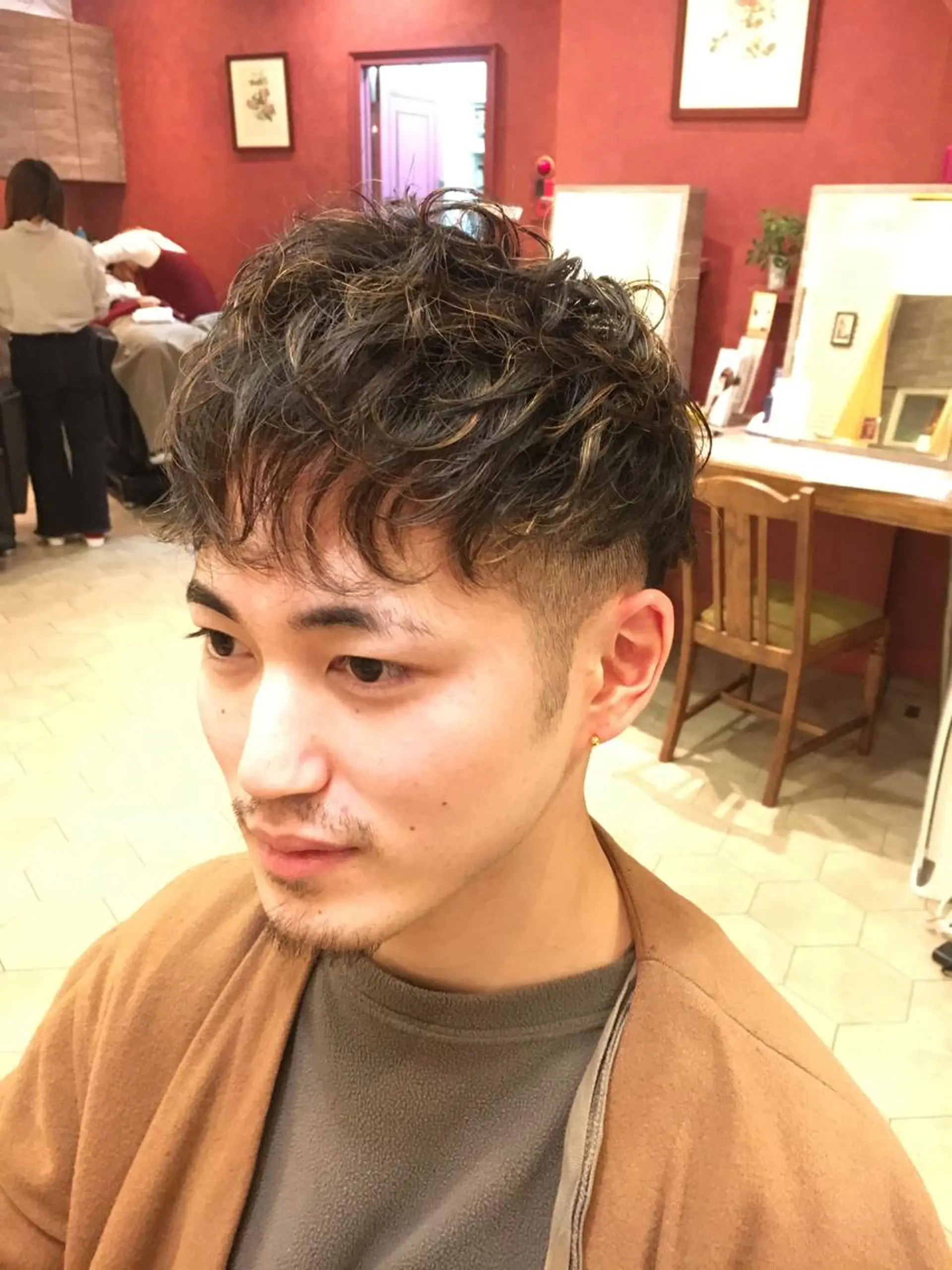 ショート カラー パーマ メンズ フェードカット メンズハイライト メンズパーマ 刈り上げ グラデーションカラー カット無料/髪質改善 髪質根本改善/艶髪のヘアスタイル