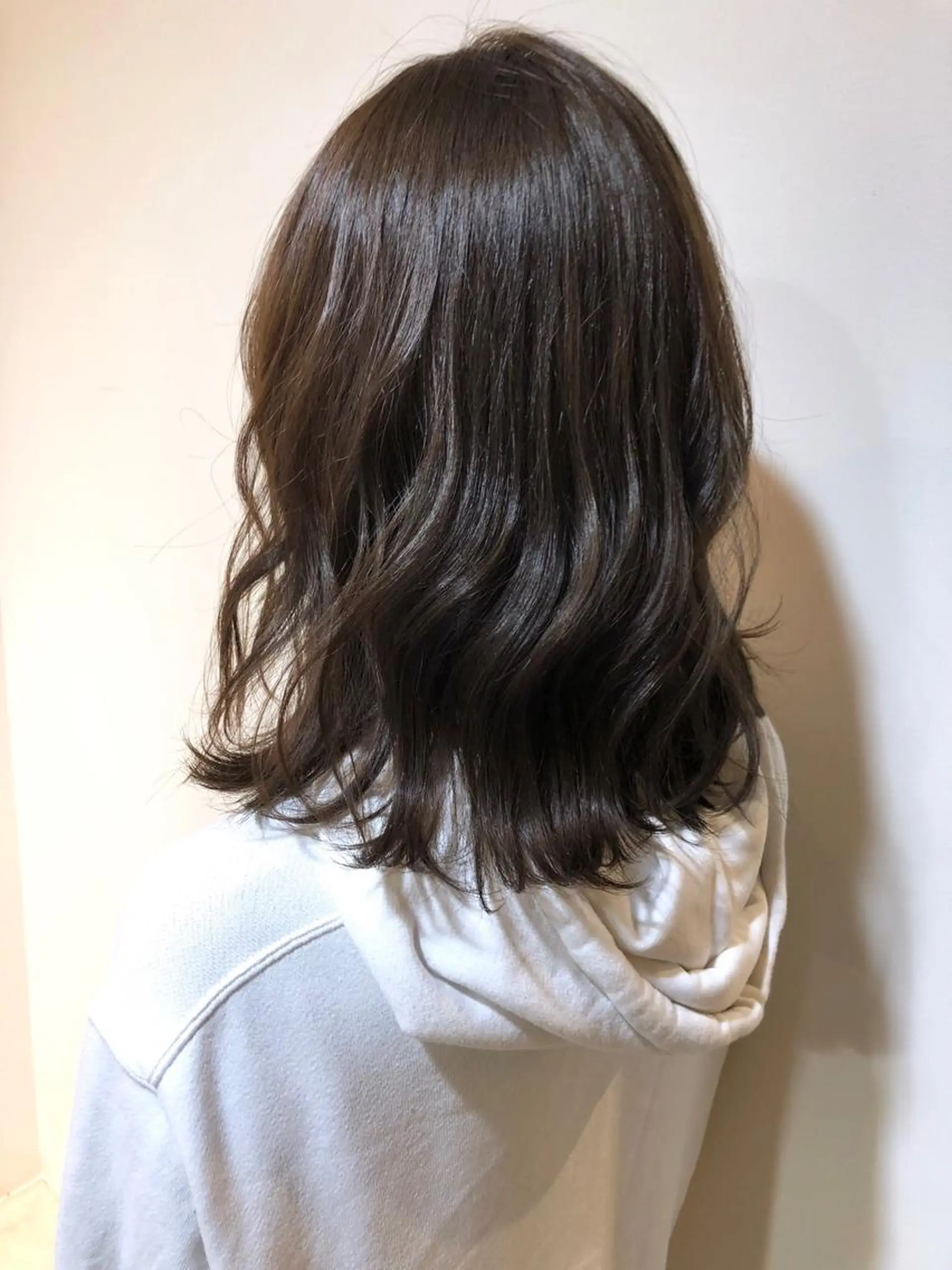 ミディアム カラー MIOベージュカラー 柔らかいカラーのヘアスタイル