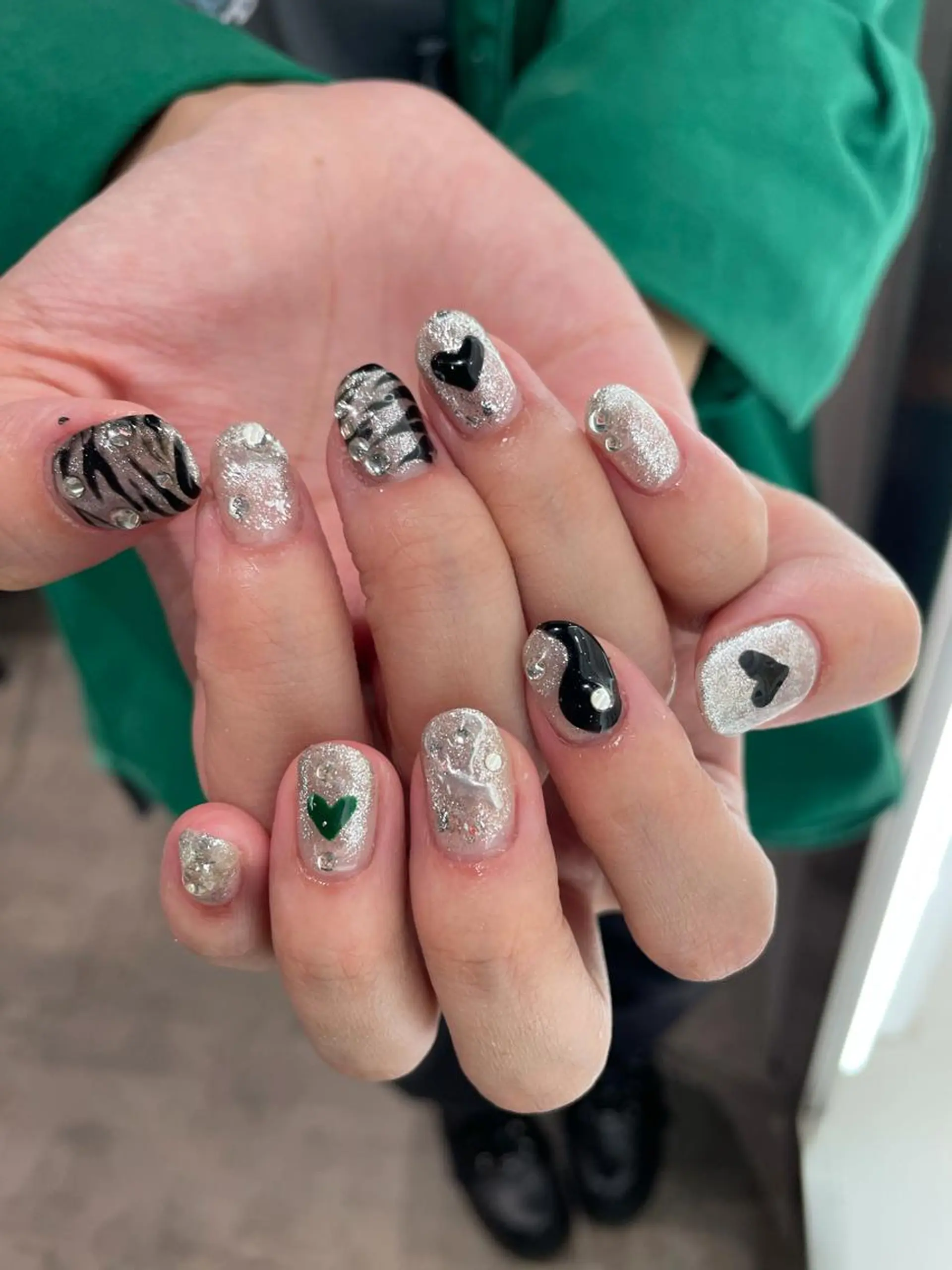 ネイル キラキラネイル ハンドネイル ナチュラル透明感🌱 小山美樹子のヘアスタイル