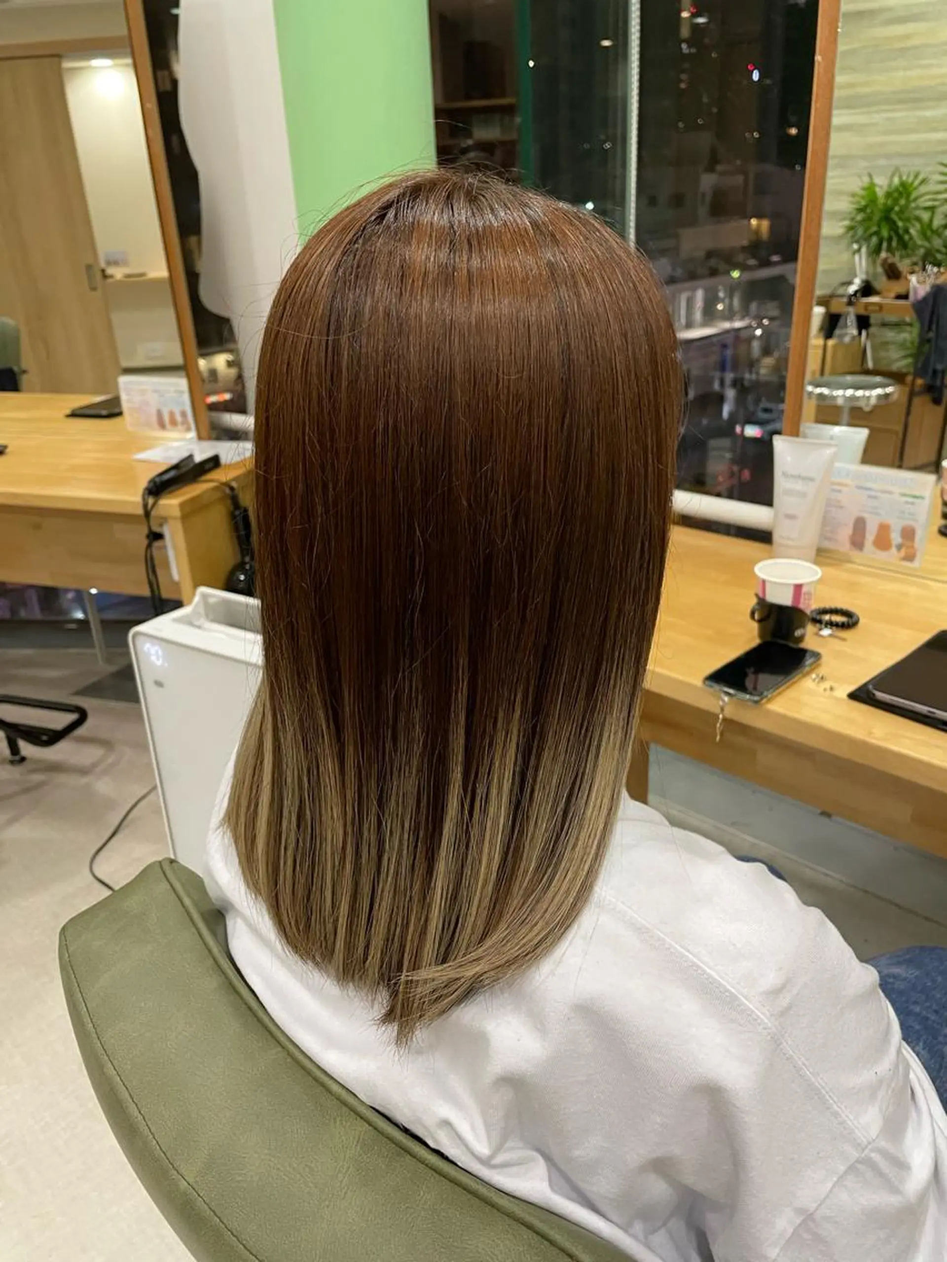 セミロング カラー 謝花 萌のヘアスタイル