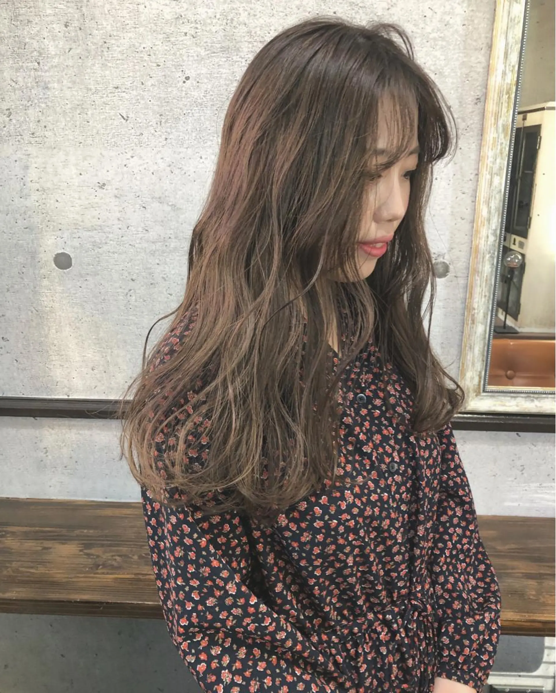 ロング カラー ベージュカラー ロング ヘアカラー トリートメント 江原 彩華のヘアスタイル