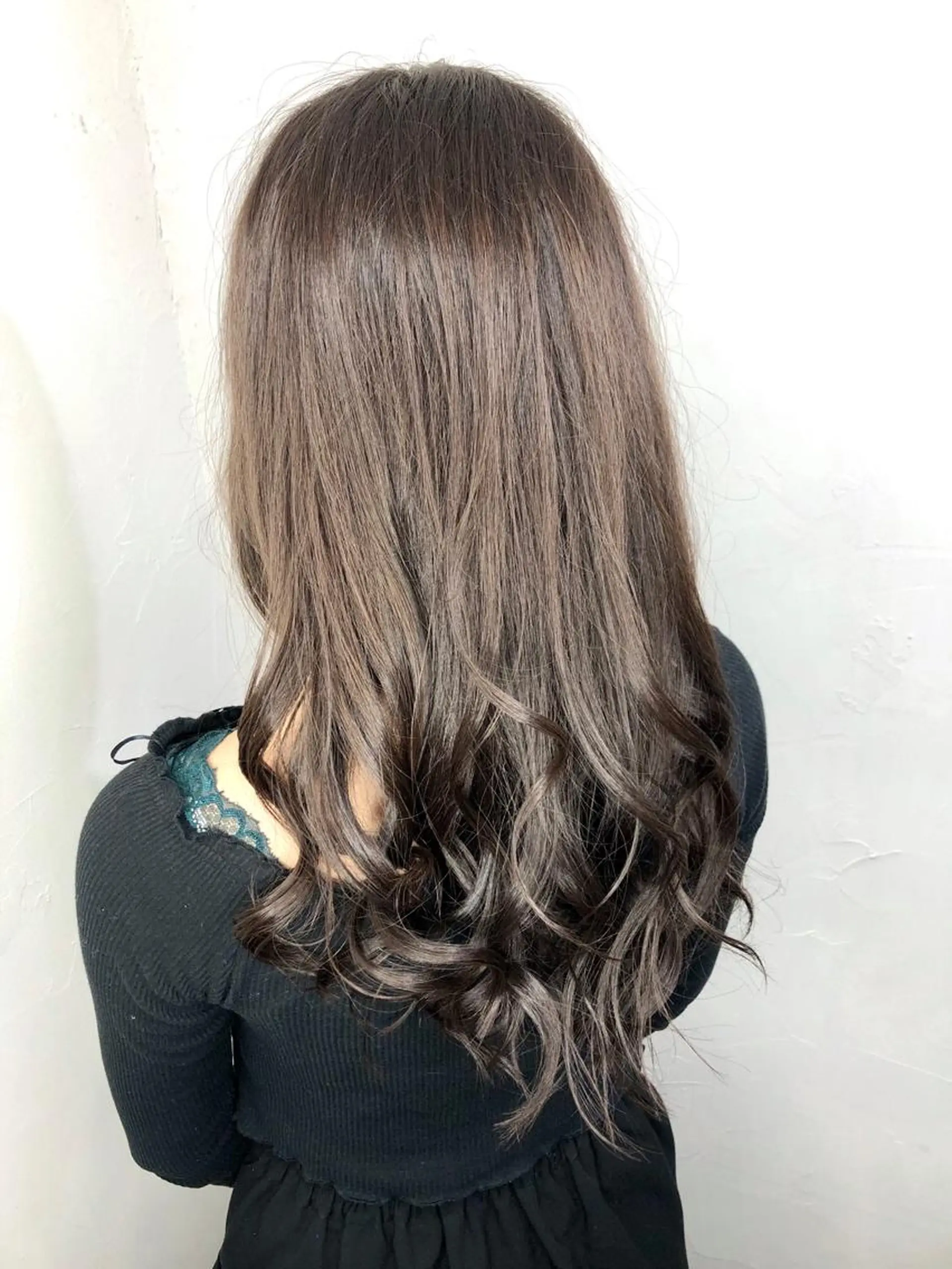 ロング カラー ブリーチ グラデーションカラー グレージュ ブリーチなしカラー 白髪ぼかし大人メンズ 根本零のヘアスタイル