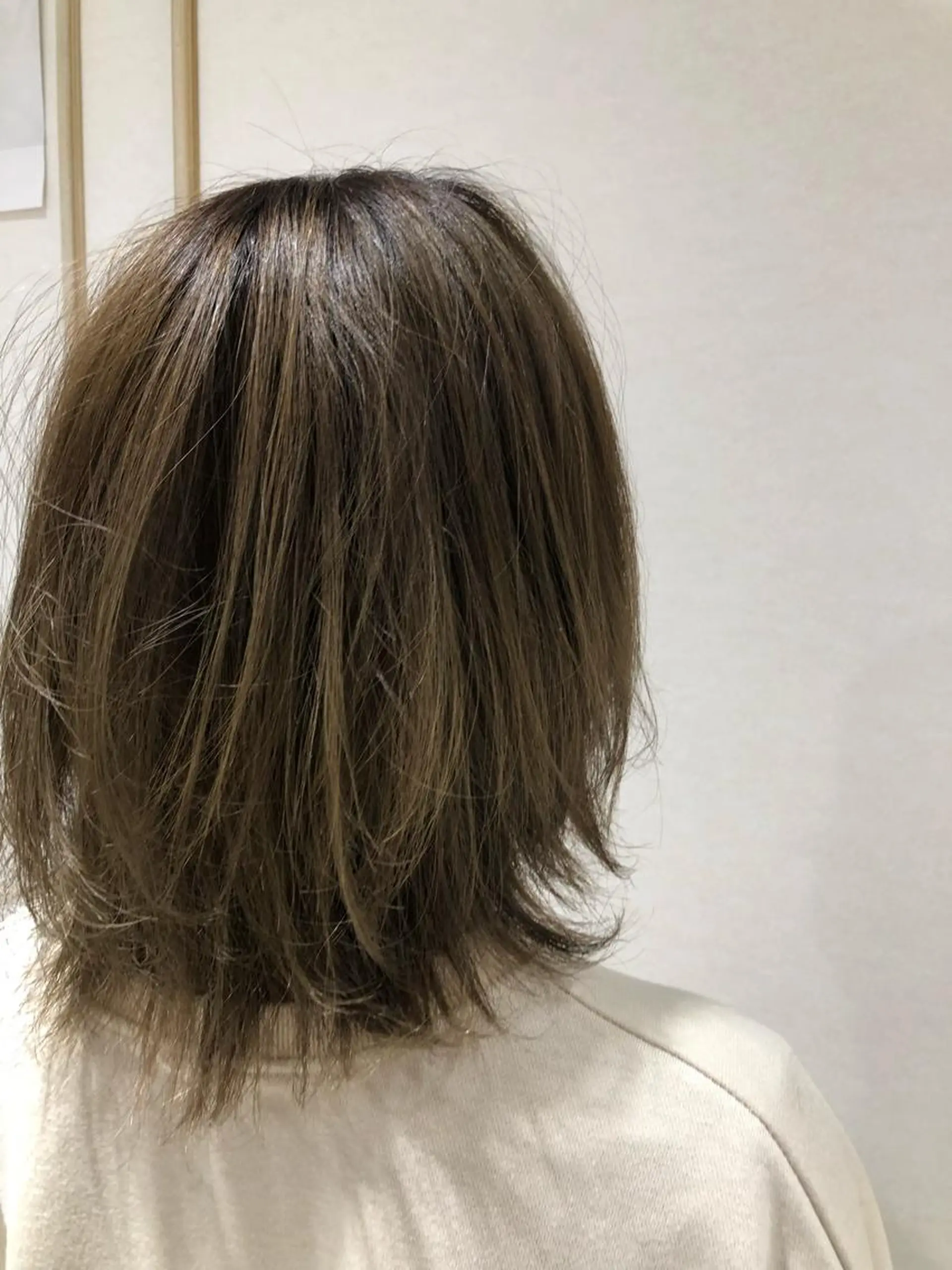 ミディアム カラー 芝田 望優のヘアスタイル