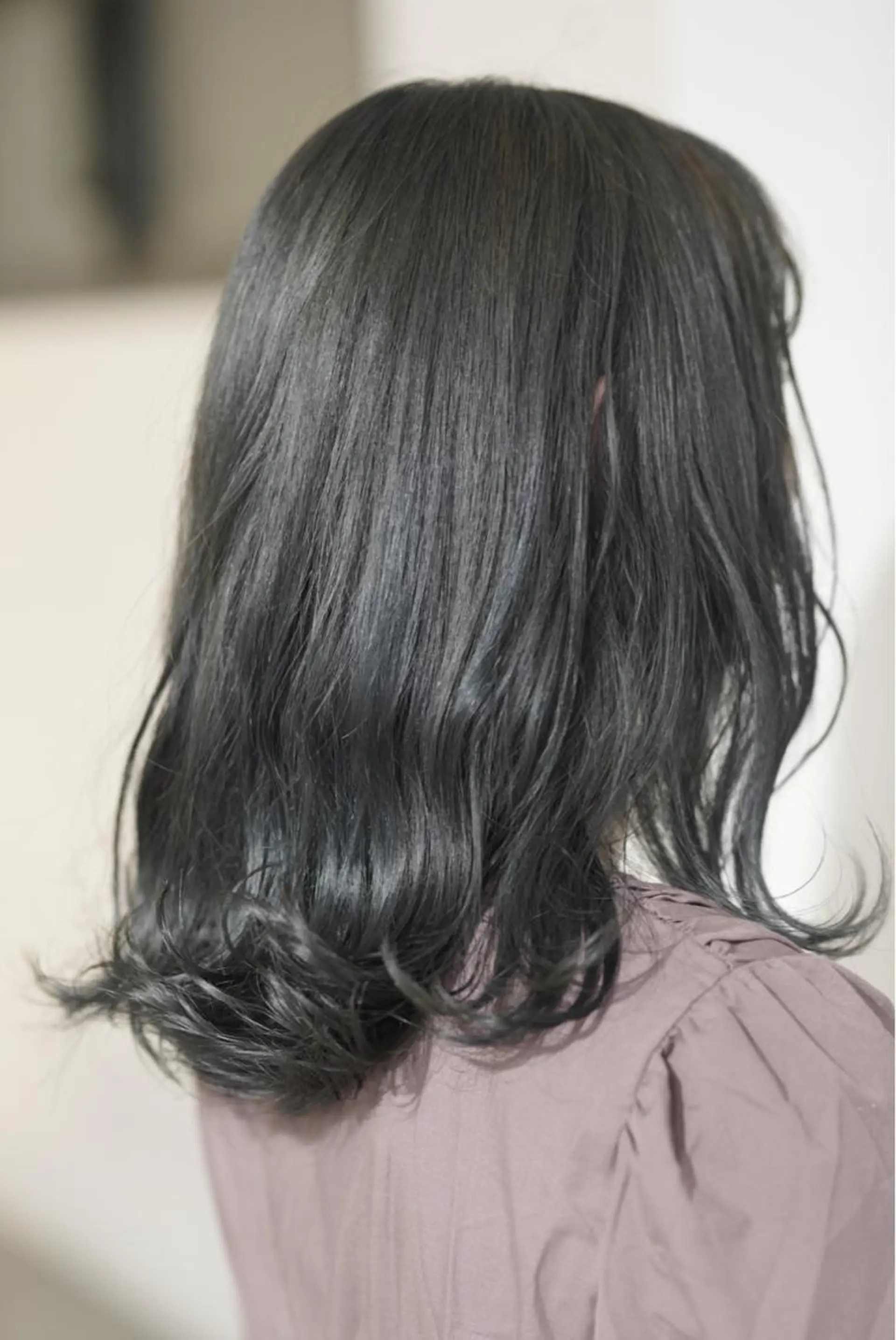 セミロング カラー アッシュ アッシュグレー ハイトーン/レイヤー /ケアブリーチ石川治のヘアスタイル