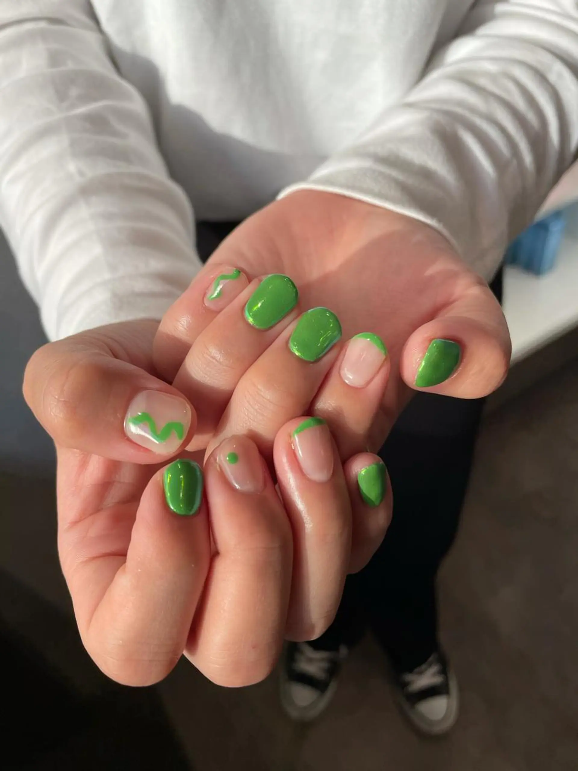 ネイル アートネイル オーロラネイル グリーン ワンカラーネイル ハンドネイル ナチュラル透明感🌱 小山美樹子のヘアスタイル