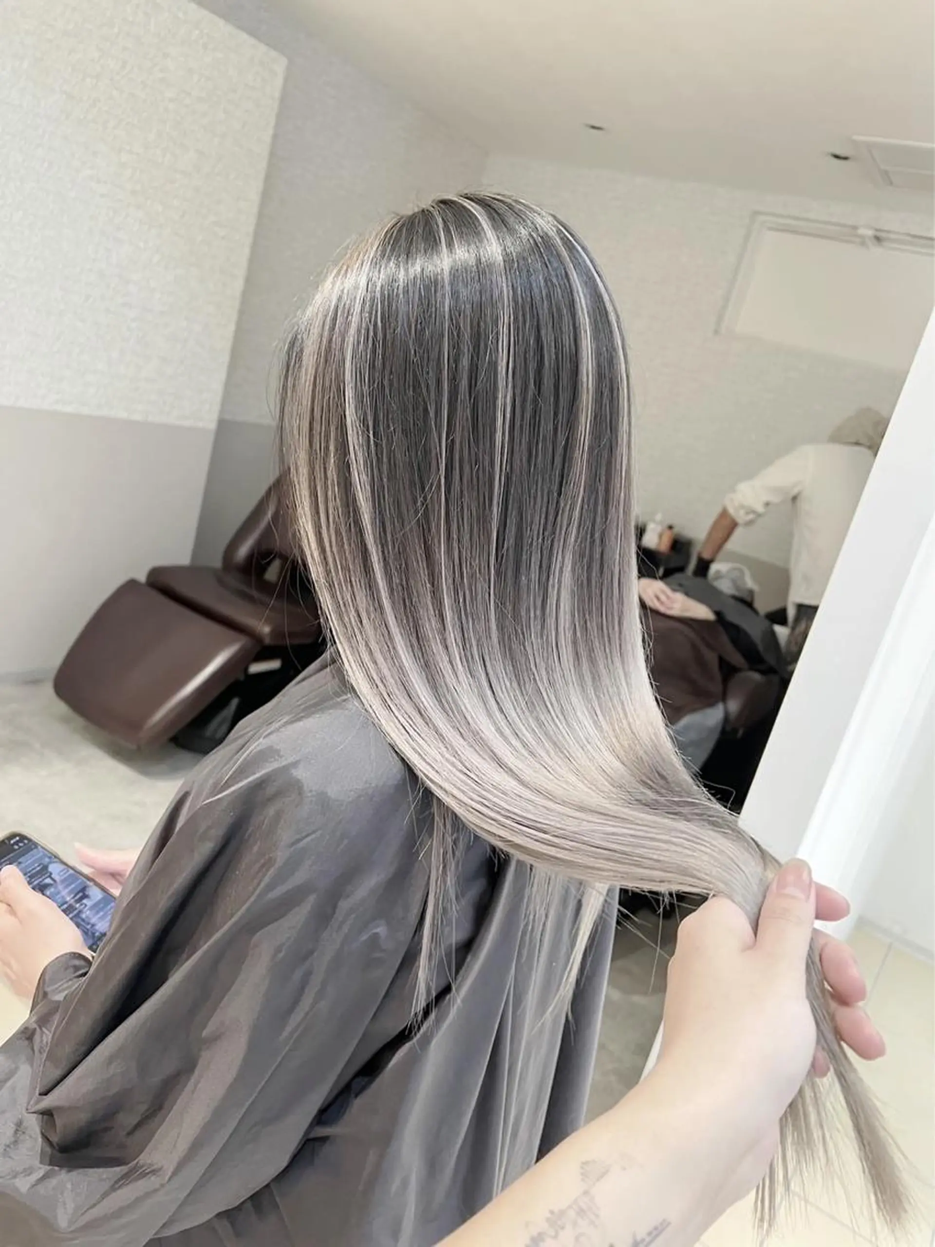 ロング カラー バレイヤージュ シルバー ホワイトシルバー レイヤーカット ヘアカラー 指名数No.1 /NAOYAのヘアスタイル