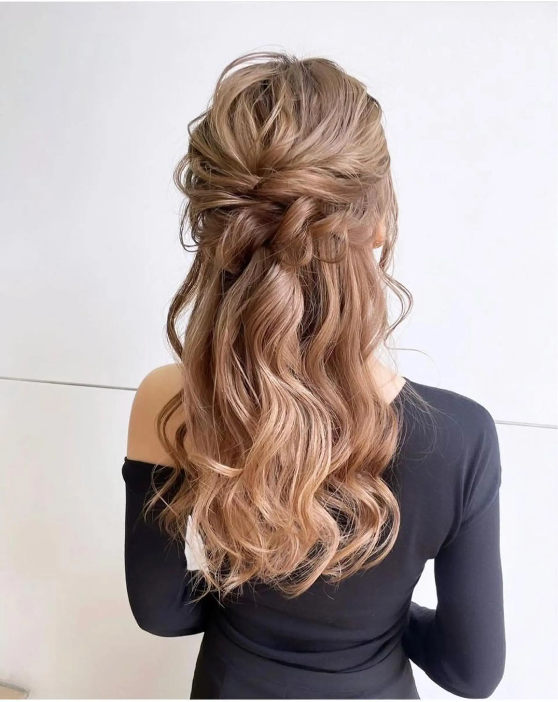 ロング ヘアアレンジ 河西 彩香/ブリーチカラーのヘアスタイル