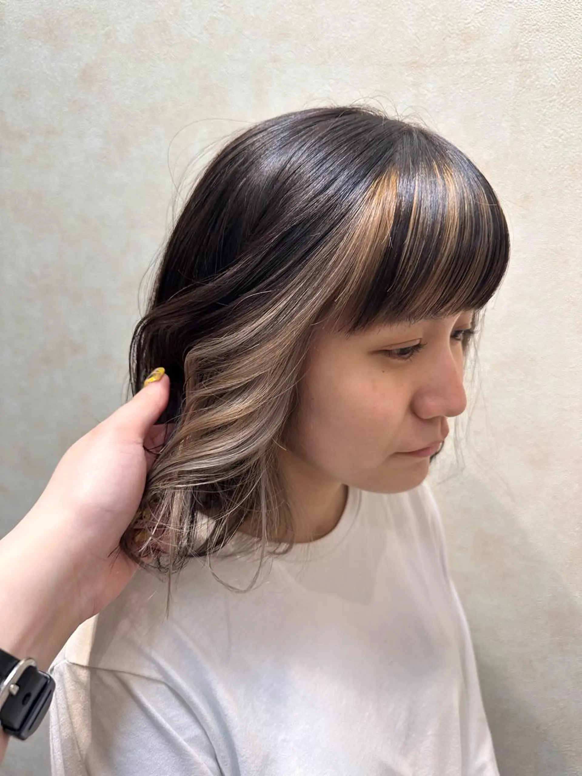 ミディアム カラー ミストバング ベージュカラー  フェイスフレーミング ハイトーンカラー ハイトーンベージュ アメイジングヘアー 千歳店　福嶋のヘアスタイル