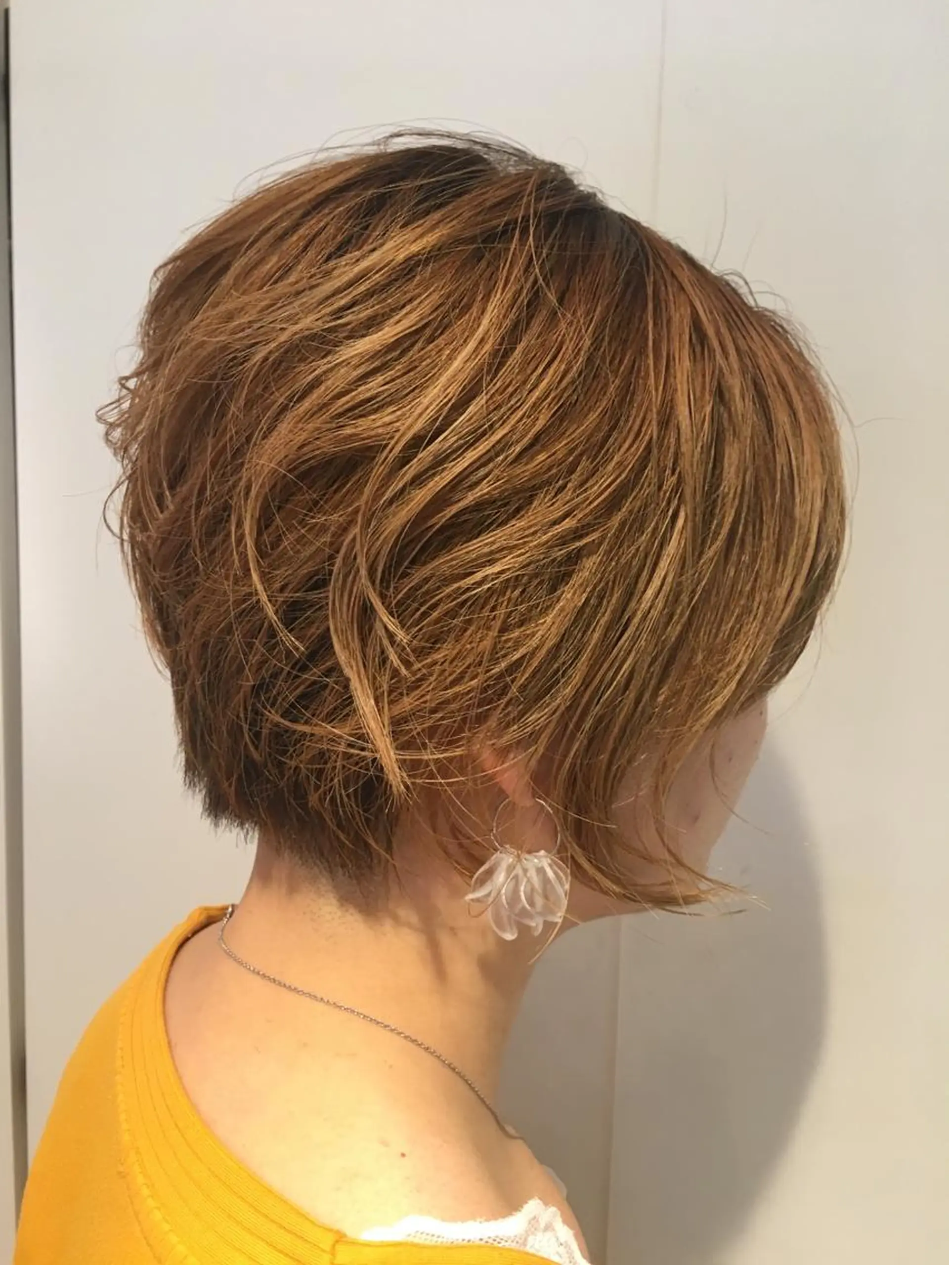 ショート カラー ハンサムショート バレイヤージュ レイヤーカット ショートヘア カット ヘアカラー きむえり/髪質改善 /うねり広がり改善のヘアスタイル