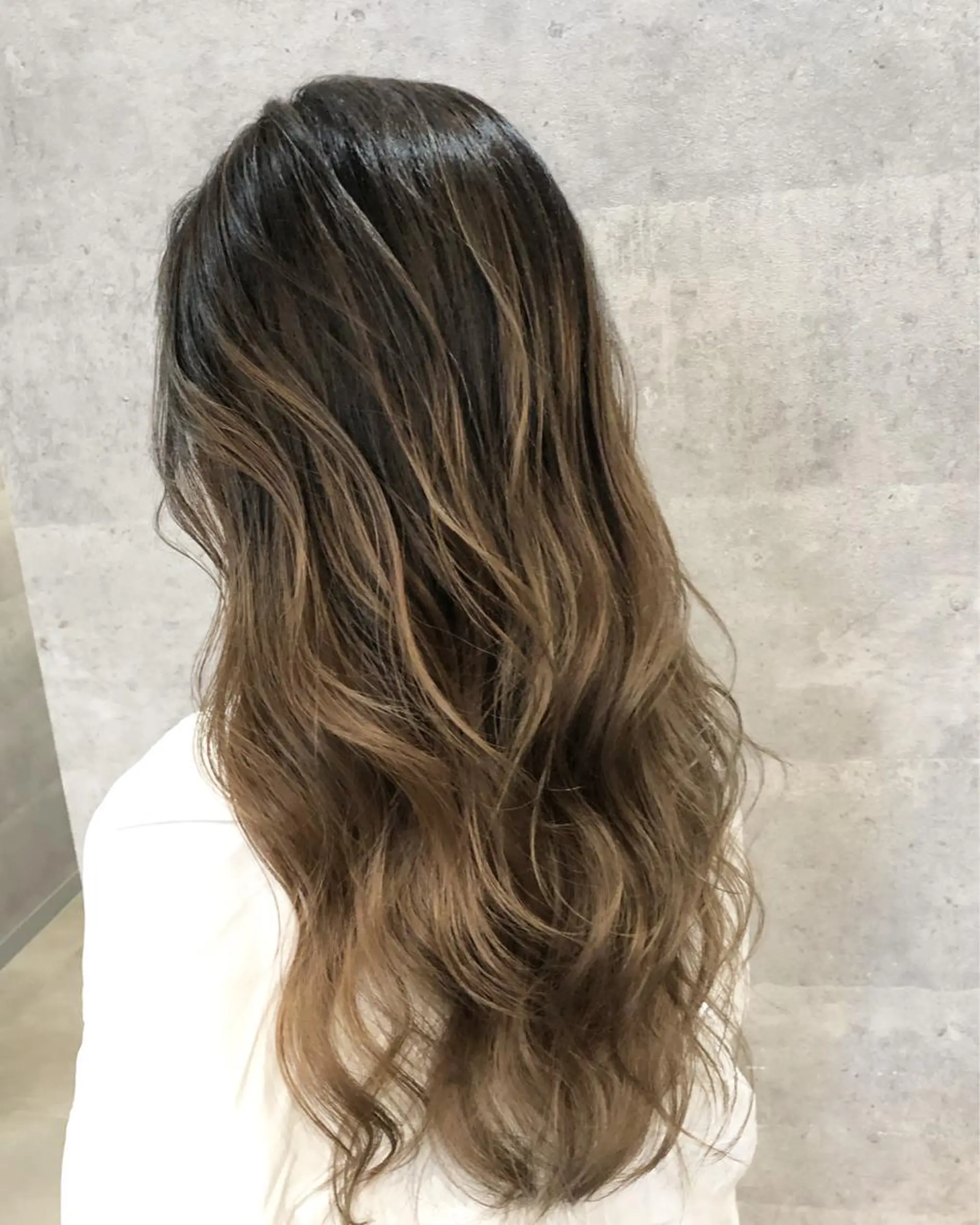 ロング カラー ベージュカラー ブリーチ ブラウンカラー ケアブリーチ トリートメント 髪質改善で 憧れの潤艶美髪にのヘアスタイル