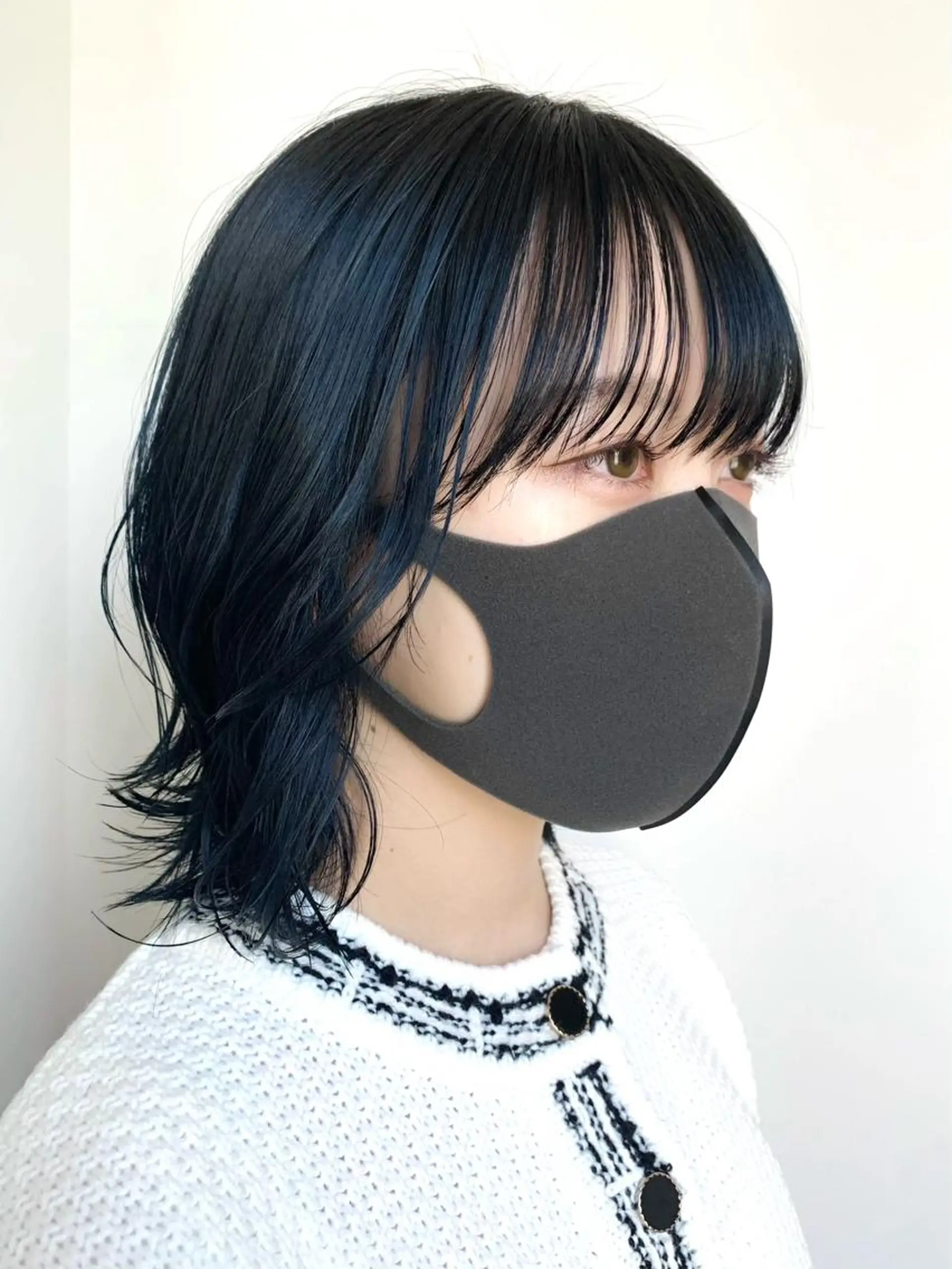 ミディアム カラー 黒髪 ブルーカラー ブルーブラック 韓国ヘア /男女☘️ 細江 美紅のヘアスタイル