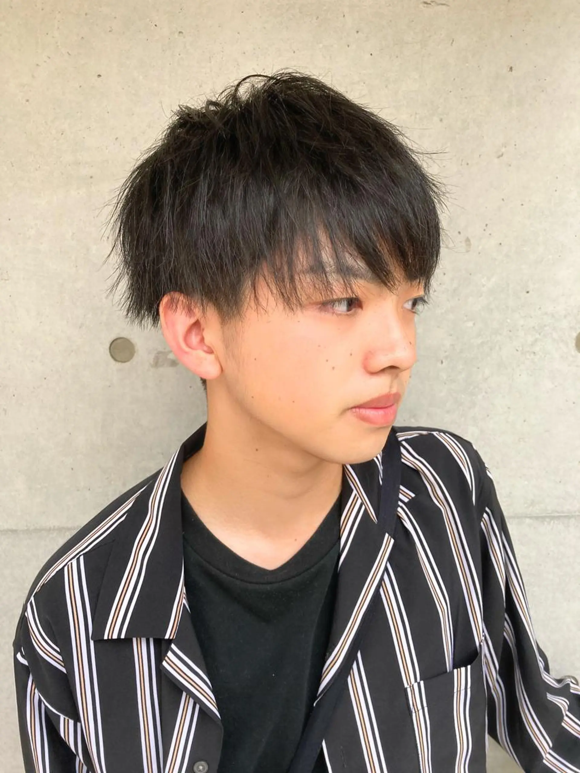 メンズ 顔まわりレイヤー デザインカットのヘアスタイル