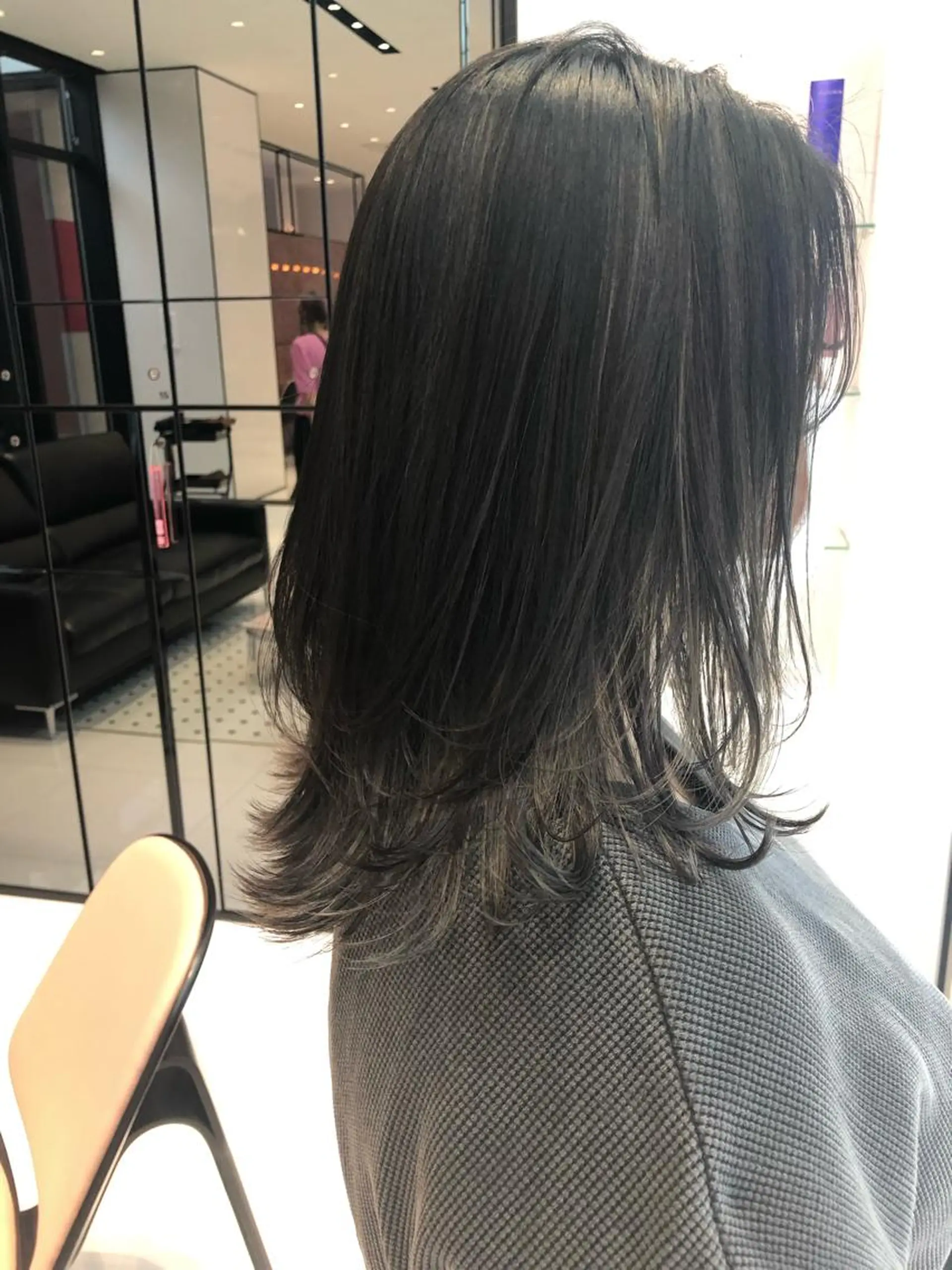 ミディアム カラー ダークグレー ハイライトカラー シルバー ハイライト keen吉祥寺所属・相川 愛実のヘアスタイル