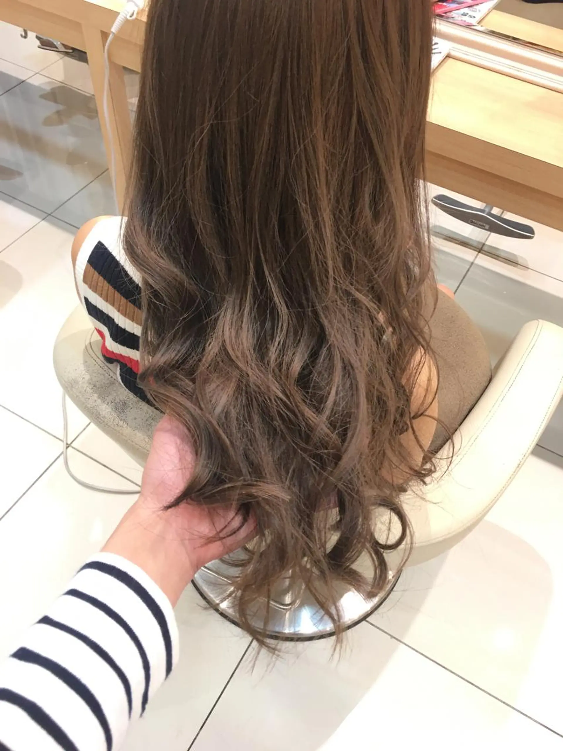 ロング カラー グレージュ ハイライトカラー ミルクティーグレージュ 外国人風カラー ハイライト 小田原NO1 美容師 飯田飛翔のヘアスタイル