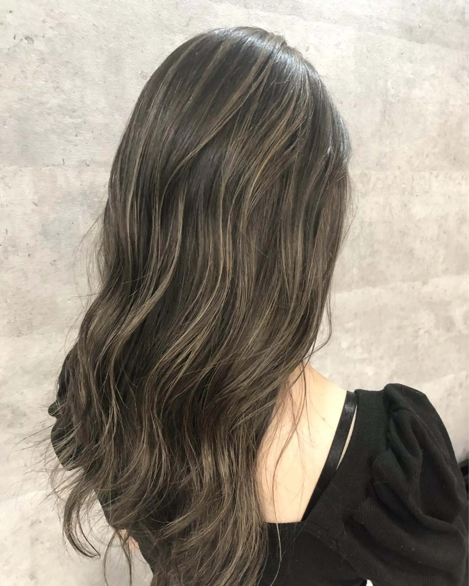 ロング カラー アディクシーカラー ブリーチ ケアブリーチ グレージュ ハイライトカラー 髪質改善で 憧れの潤艶美髪にのヘアスタイル