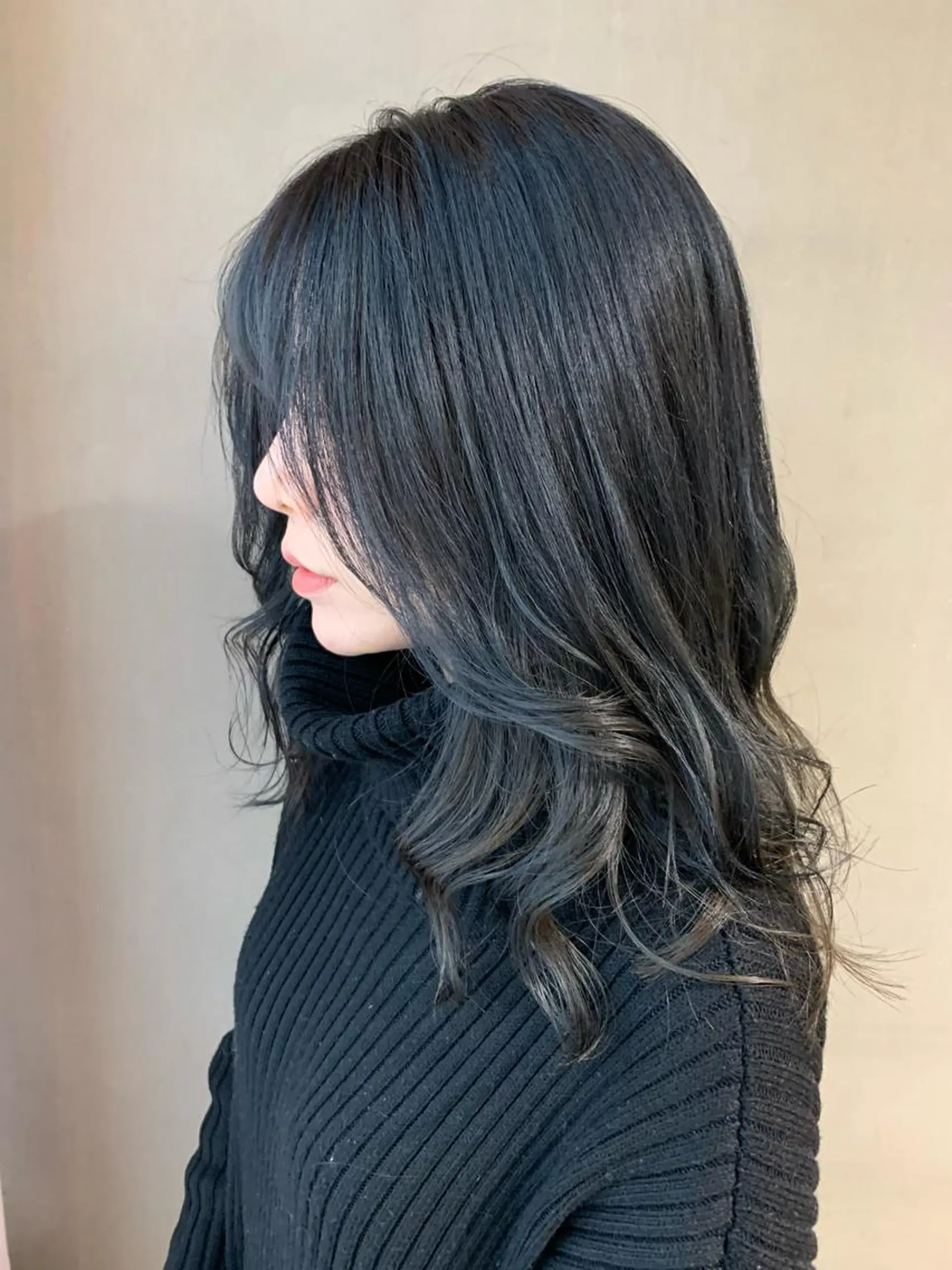 セミロング カラー 黒髪 ブリーチ ブルーカラー ブルーブラック ブリーチなしカラー ウルフレイヤーカット /チヒロのヘアスタイル