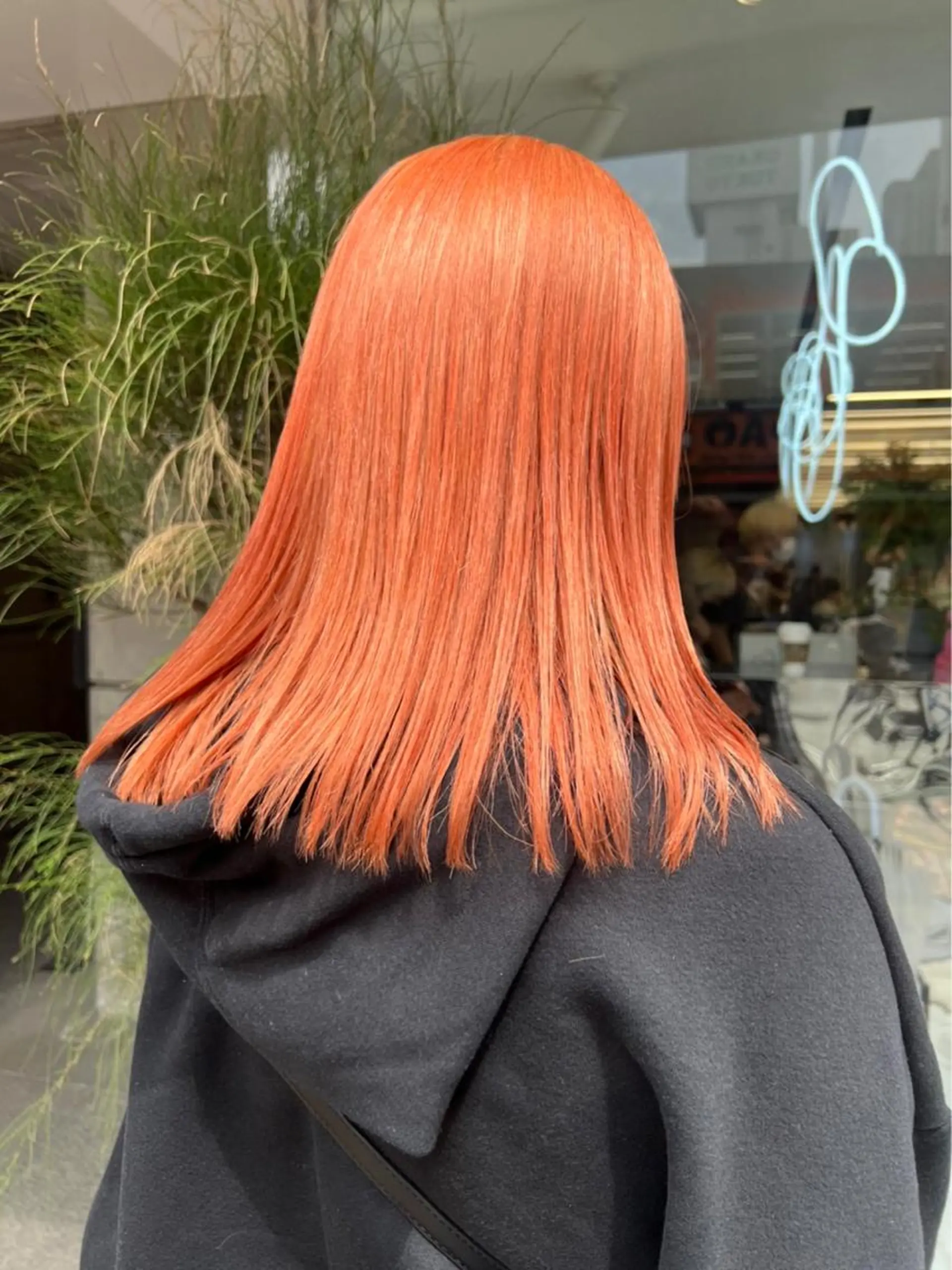 セミロング カラー ネイル ブリーチ オレンジ オレンジ mai🤍縮毛酸性ス トレート/アイリストのヘアスタイル