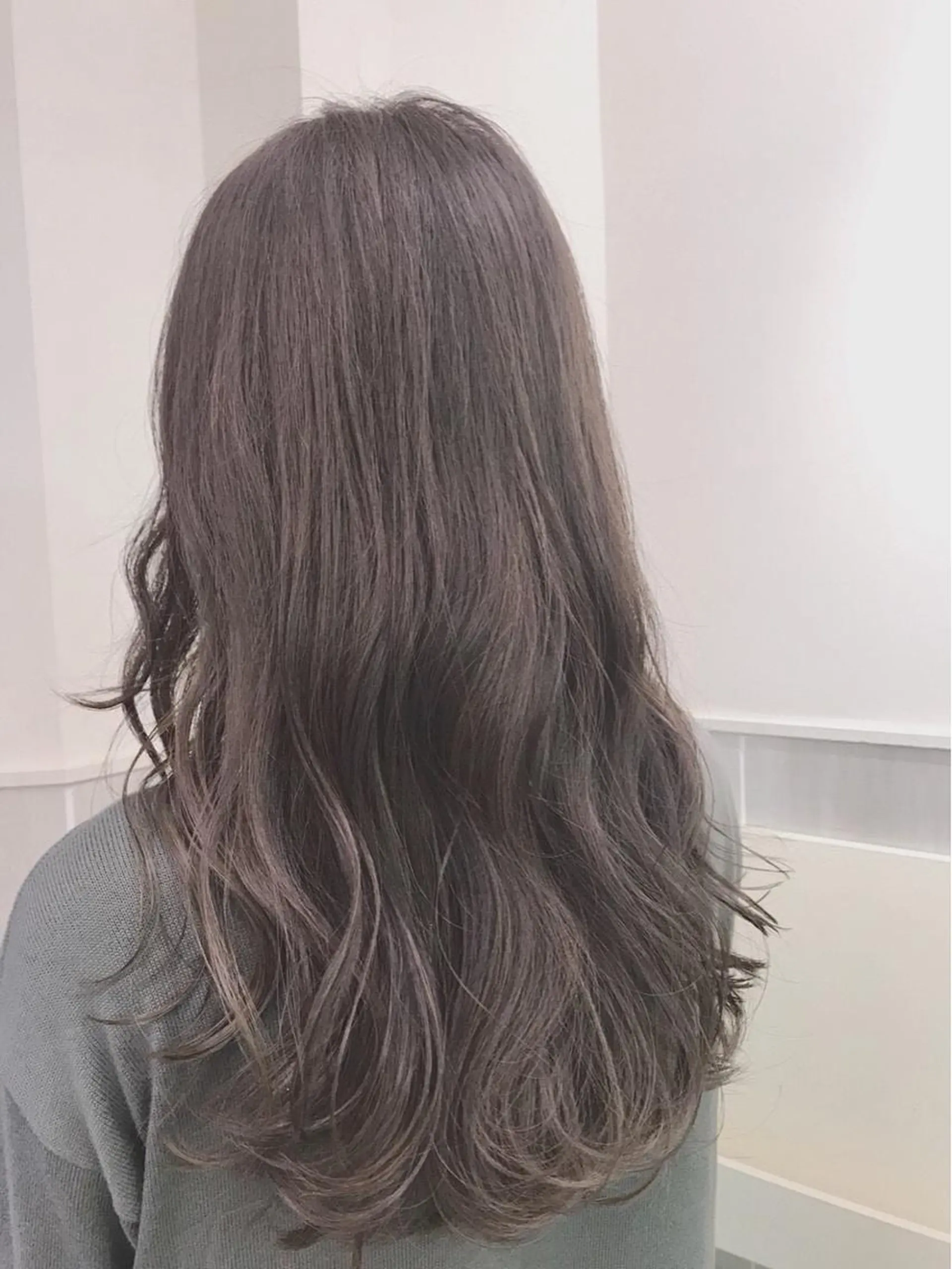 ロング カラー アッシュ グレージュ バイオレットカラー ぱつっとボブ/ 小野あかねのヘアスタイル