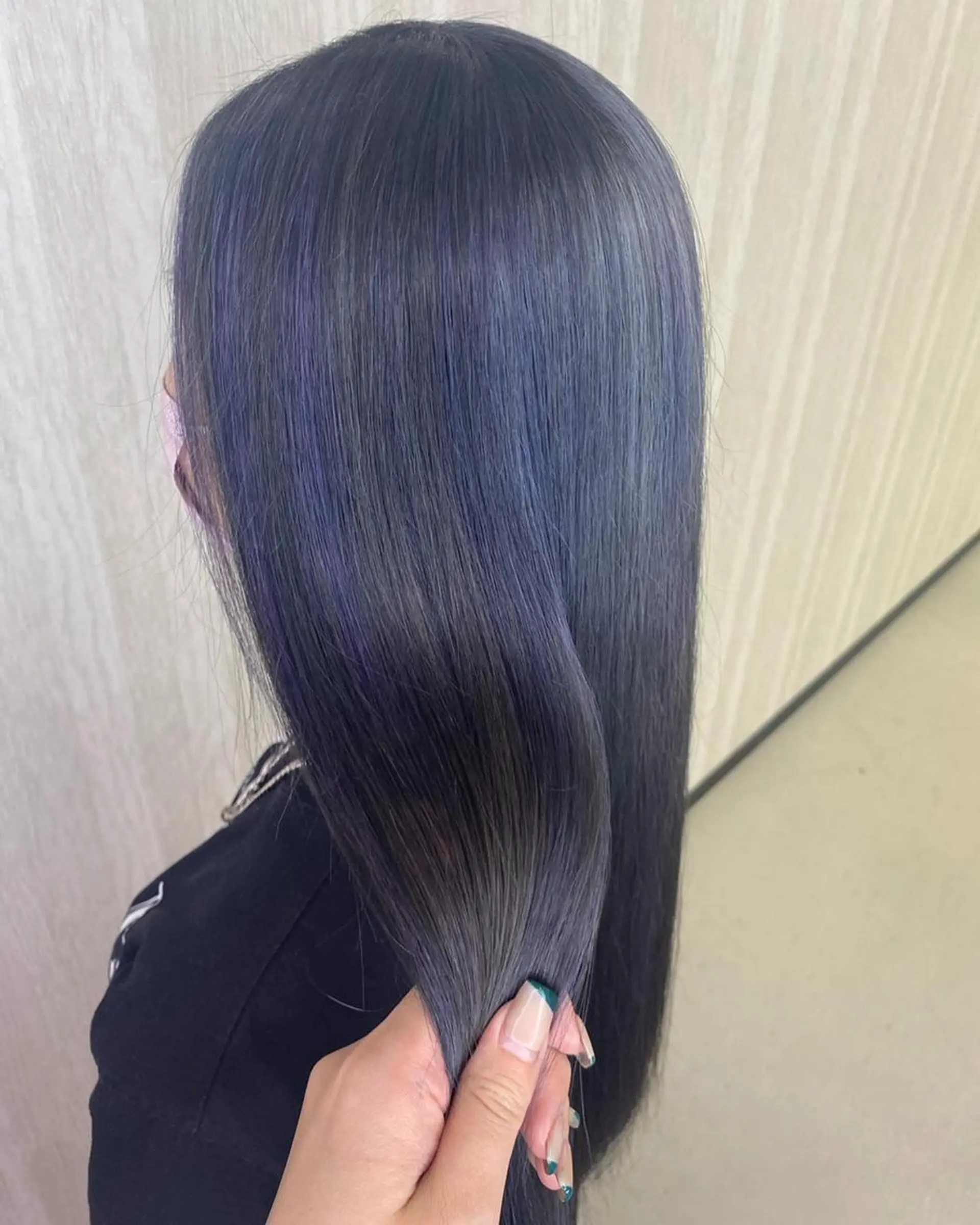 ロング カラー アッシュ ブルーカラー ブルーバイオレット ブルージュ ハイライトカラー UNDER vr 【アンダーバー】のヘアスタイル