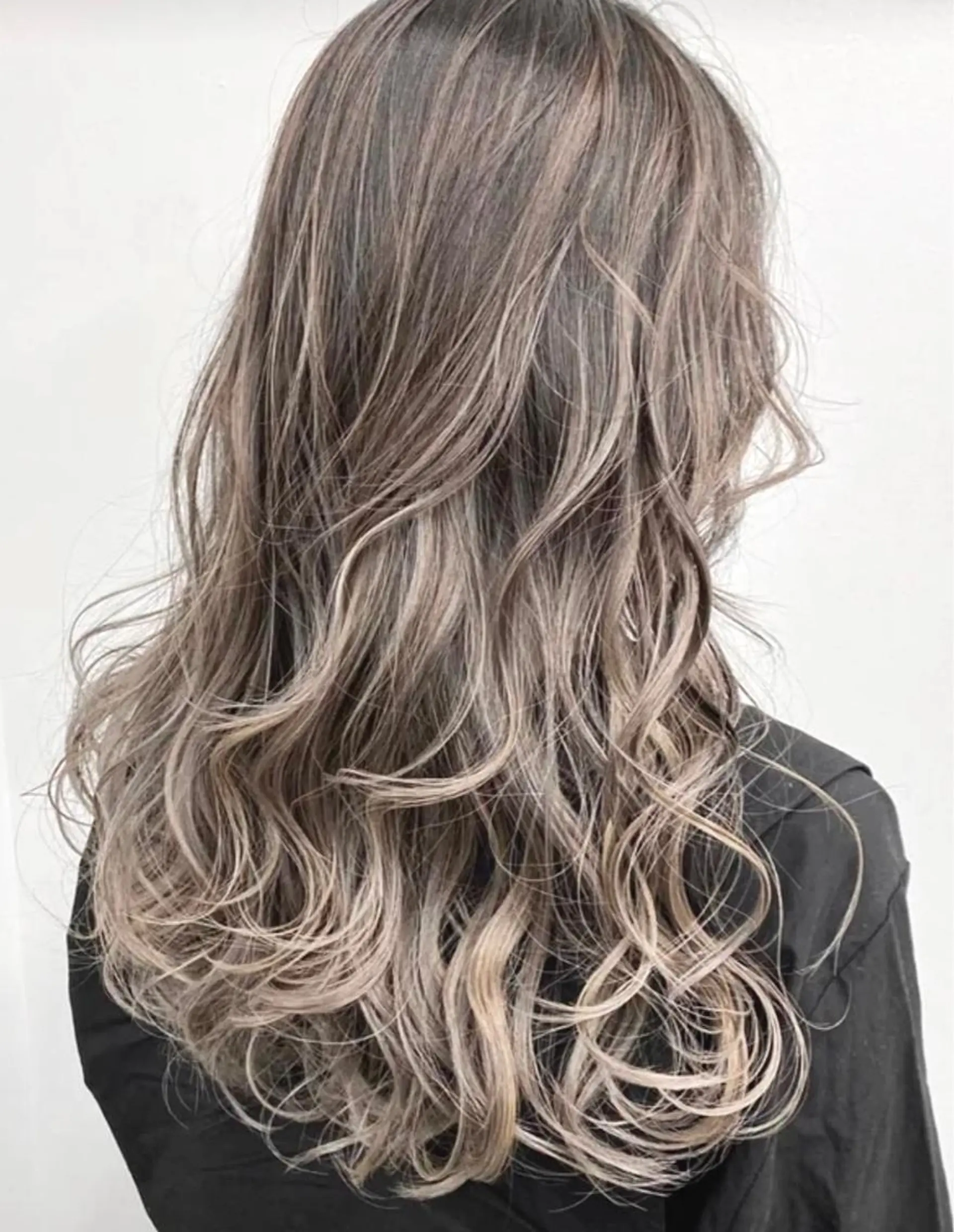 ミディアム カラー アッシュ ベージュカラー グラデーションカラー ハイライトカラー ハイライト ヘアカラー トリートメント ケア剤オタク×海外 ヘア長谷川裕起のヘアスタイル