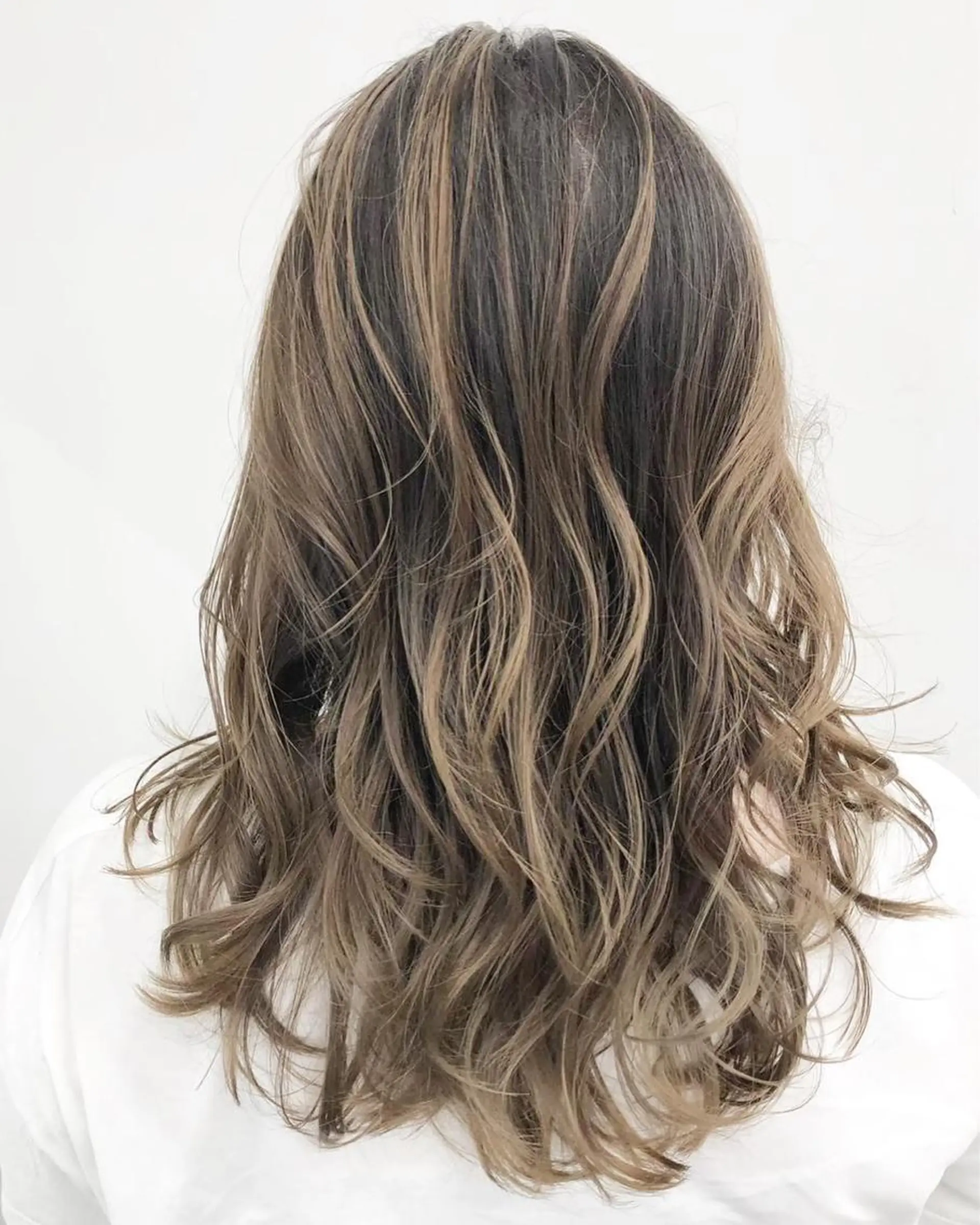 セミロング カラー バレイヤージュ レイヤーカット 🦄インナーカラー 🦄貫井彩花のヘアスタイル