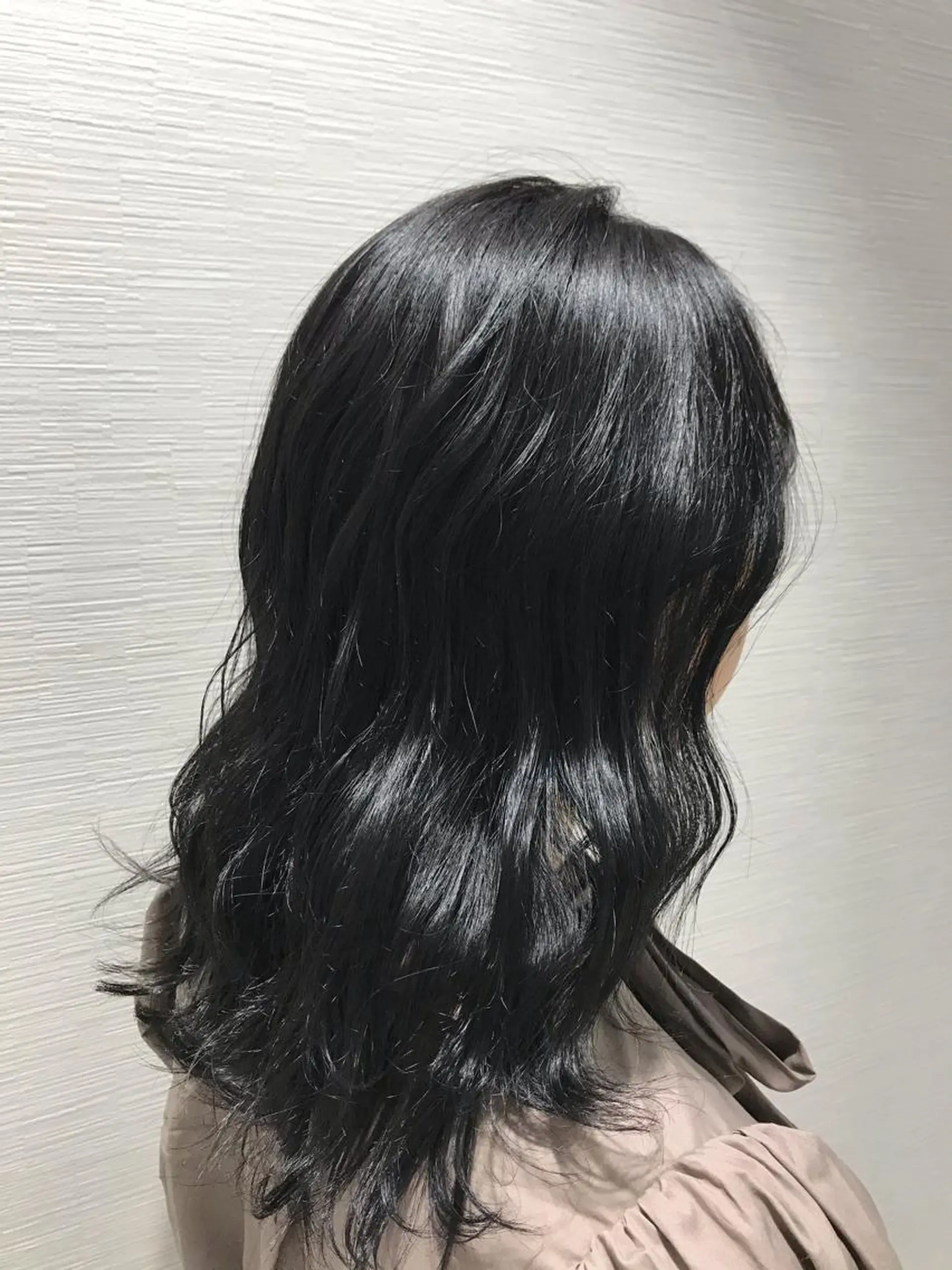 セミロング カラー 黒髪 ブルーカラー ブルーブラック 【東北メンズヘア1 位受賞🥇】本間祐太のヘアスタイル