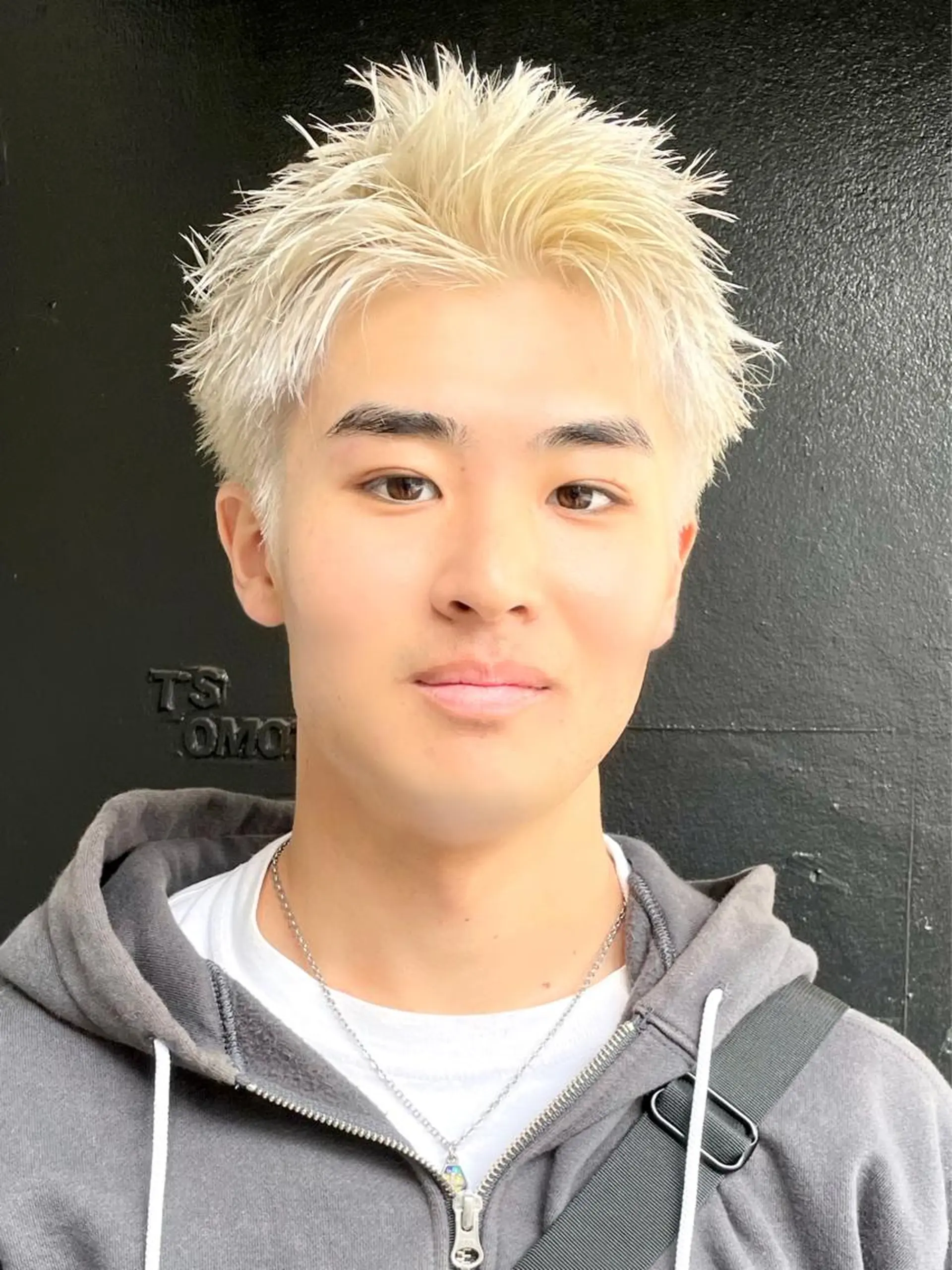 ショート カラー メンズ メンズバレイヤージュ メンズブリーチ センターパート フェードカット メンズハイライト カット ヘアカラー トリートメント スパイラルパーマ 🌐hina⭐️のヘアスタイル