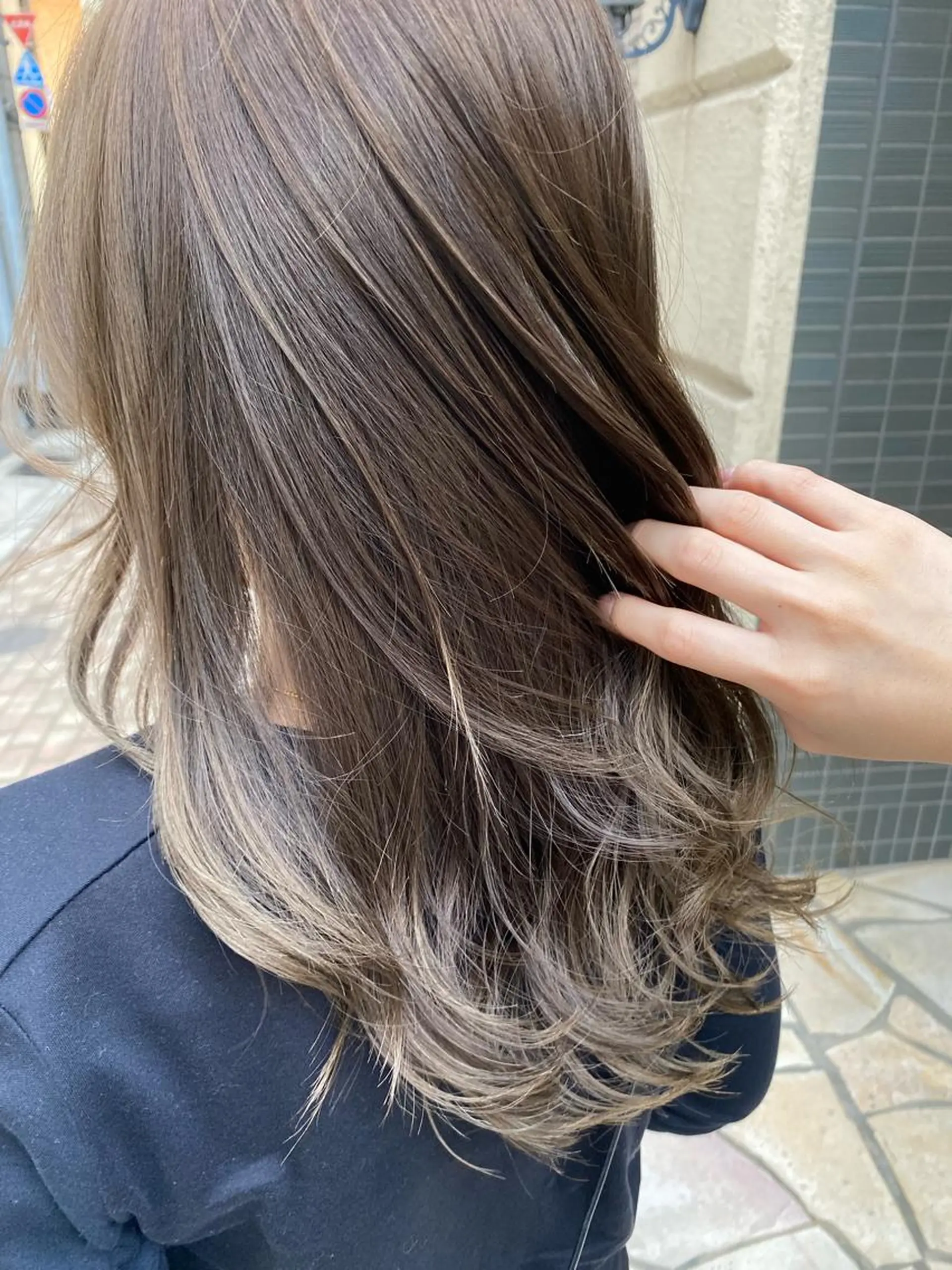 ミディアム カラー ベージュカラー ハイトーンカラー ハイトーンベージュ 中尾 綺のヘアスタイル