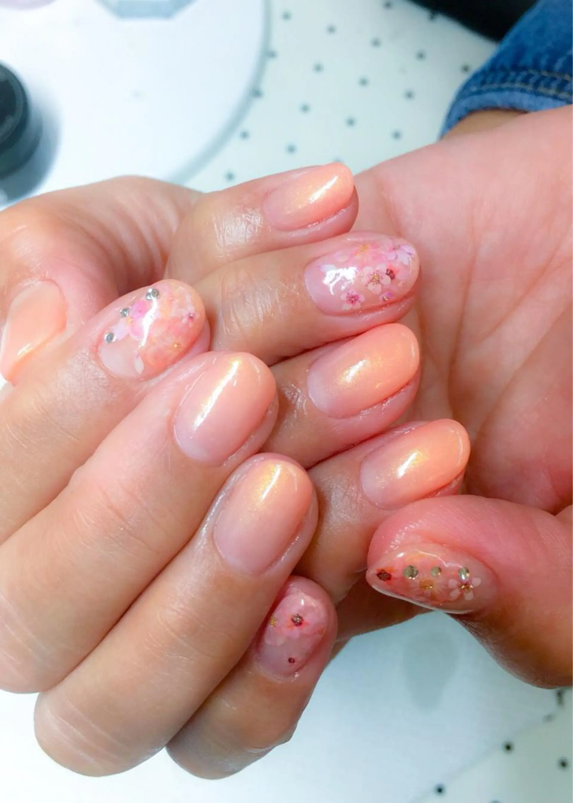 ネイル アートネイル 桜ネイル グラデーション ストーンネイル ボガスティーズネイル 川崎店のネイルデザイン