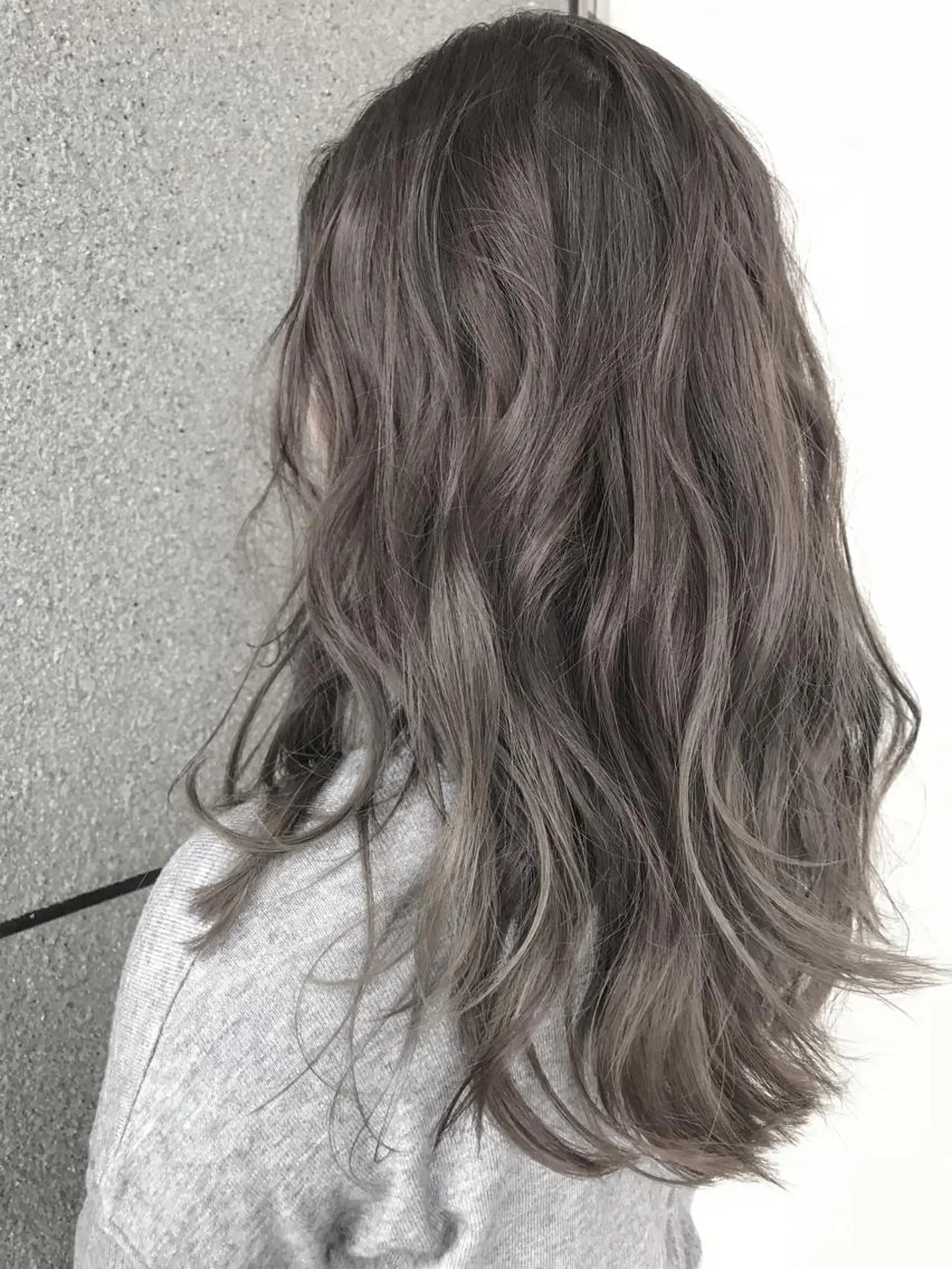 セミロング カラー アッシュ ブリーチ ハイライトカラー シルバー シルバーアッシュ BOX mico.のヘアスタイル