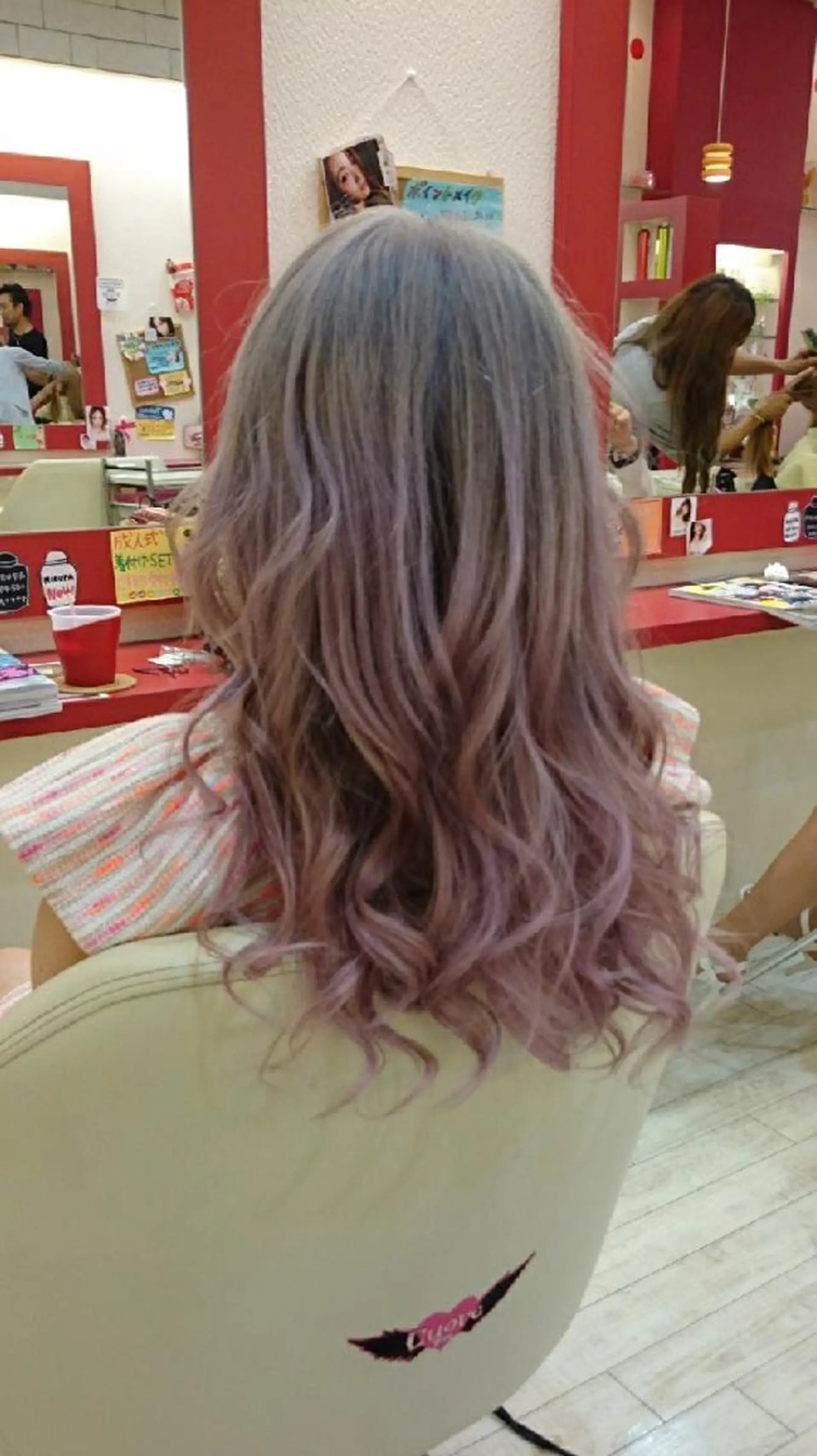 セミロング カラー ブリーチ グラデーションカラー ピンクカラー シルバー バイオレットカラー Le Lien カジのヘアスタイル