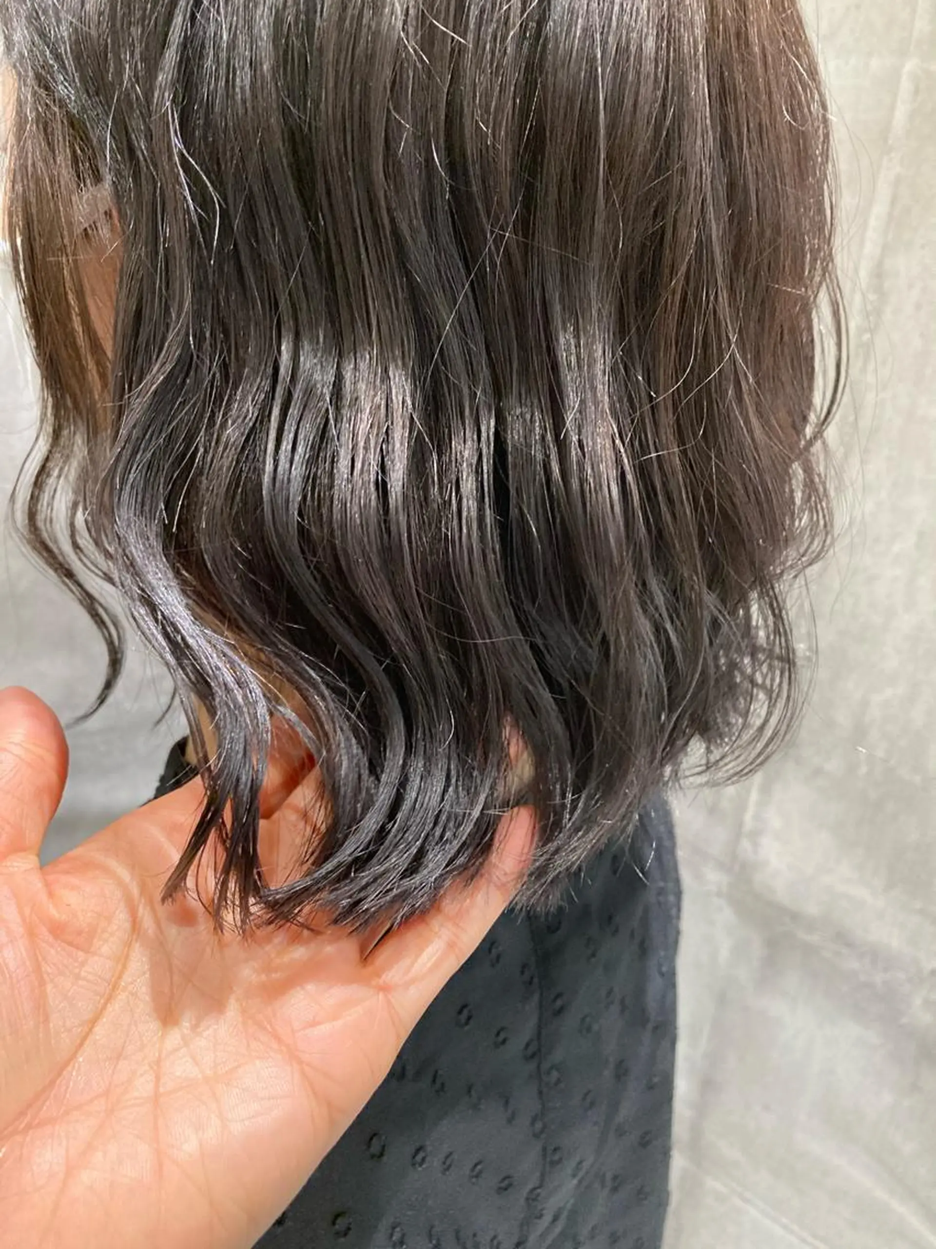 ミディアム カラー アッシュ アッシュグレー ブリーチ ダブルカラー ブリーチなしカラー 坂口 愛のヘアスタイル