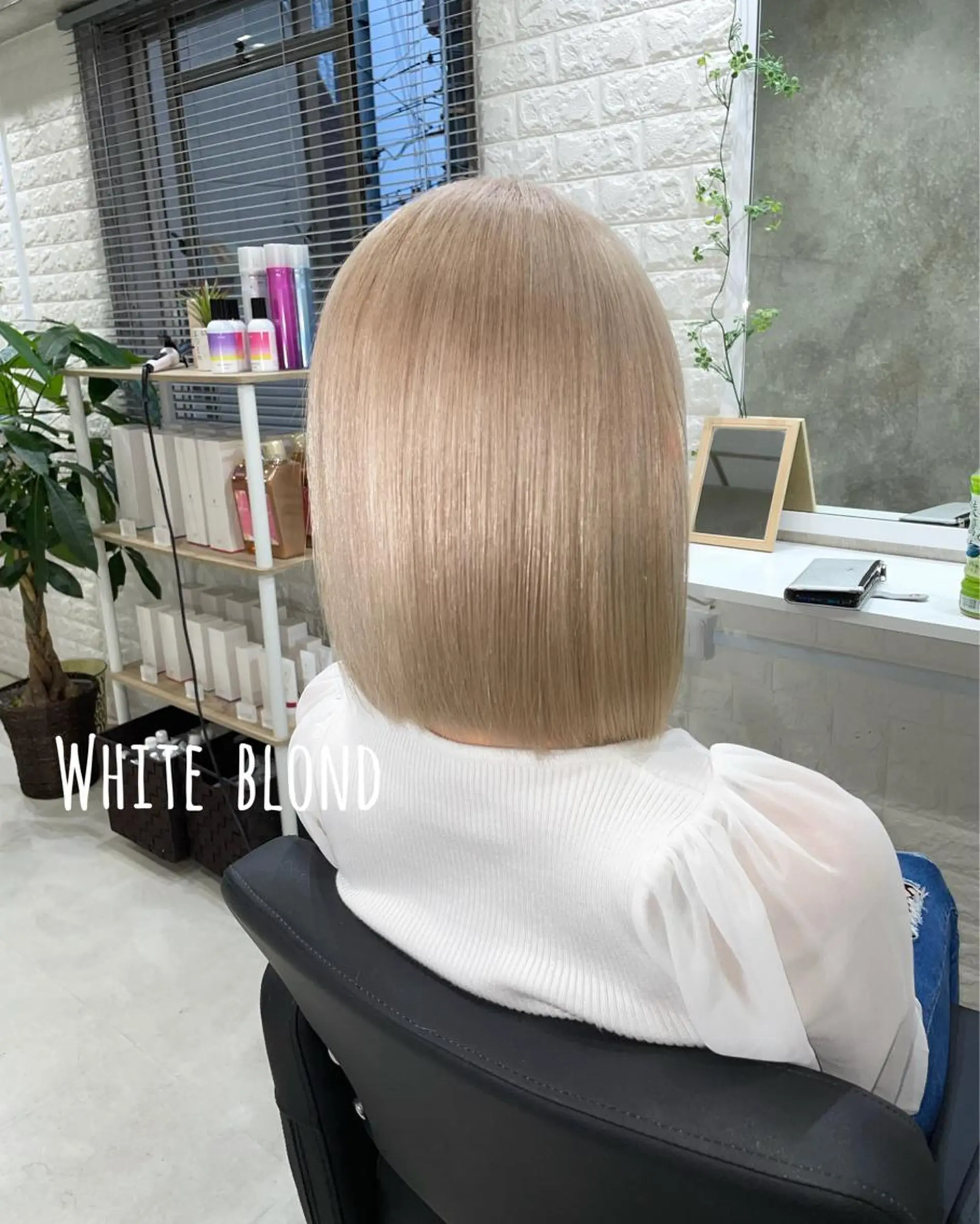 ショート カラー ベージュカラー ブロンド ハイトーンカラー ハイトーンベージュ ホワイトブロンド ヘアカラー トリートメント にしき さんのヘアスタイル