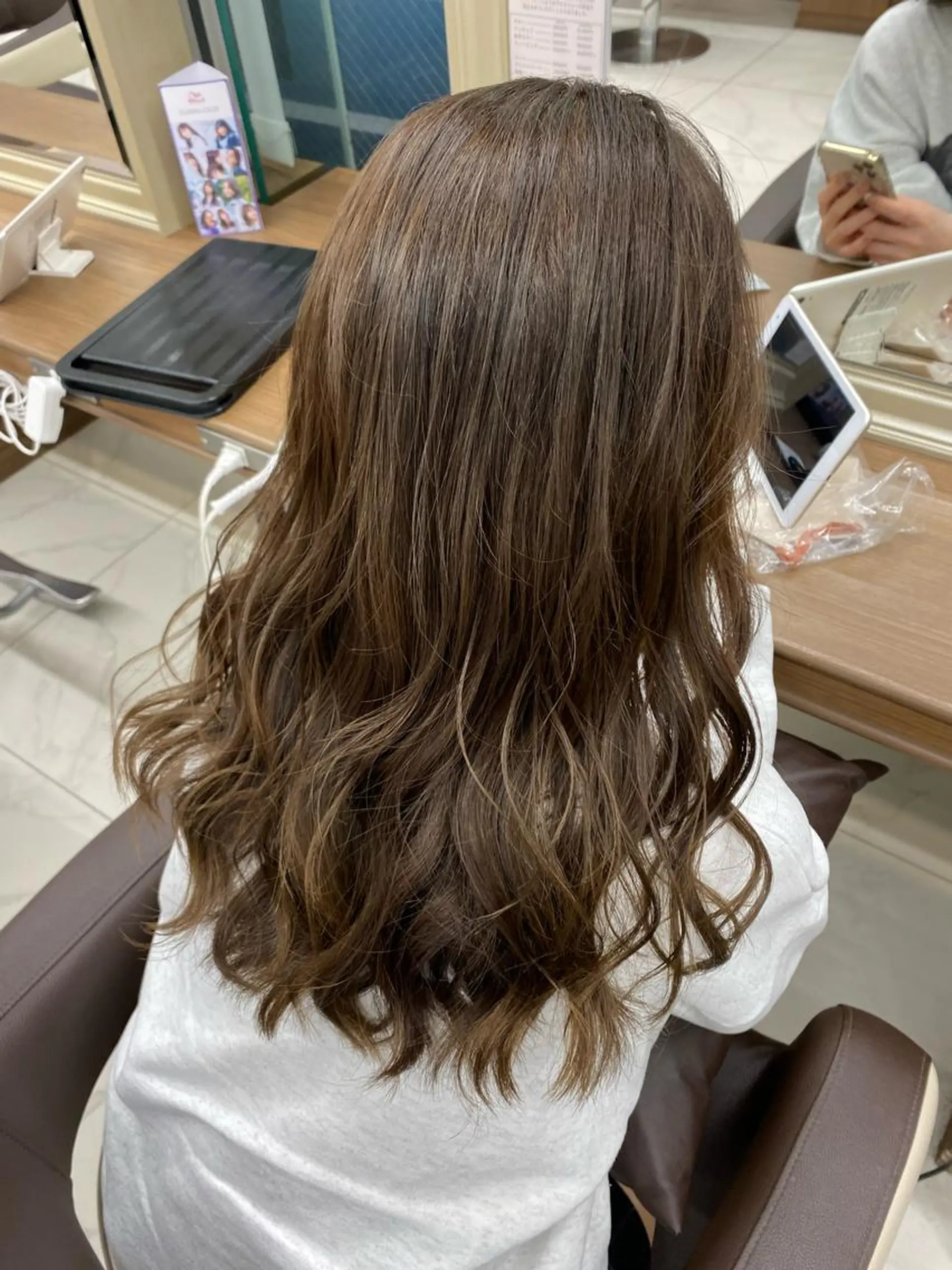 セミロング カラー ベージュカラー ブリーチ ミルクティーベージュ ブリーチなしカラー カット ヘアカラー トリートメント 長妻莉央/縮毛矯正 髪質改善カラーのヘアスタイル