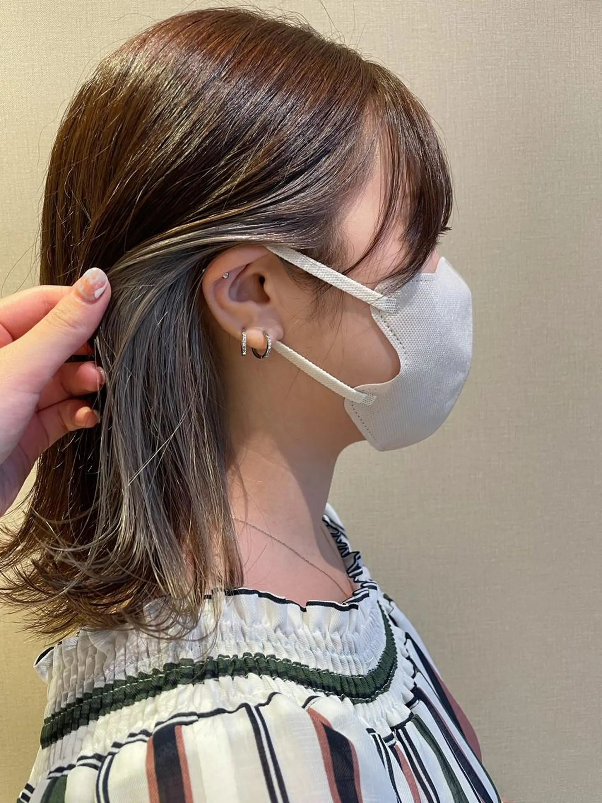 ミディアム カラー ブリーチ グレージュ シルバー シルバーグレージュ miu. ボブ/透け感カラーのヘアスタイル