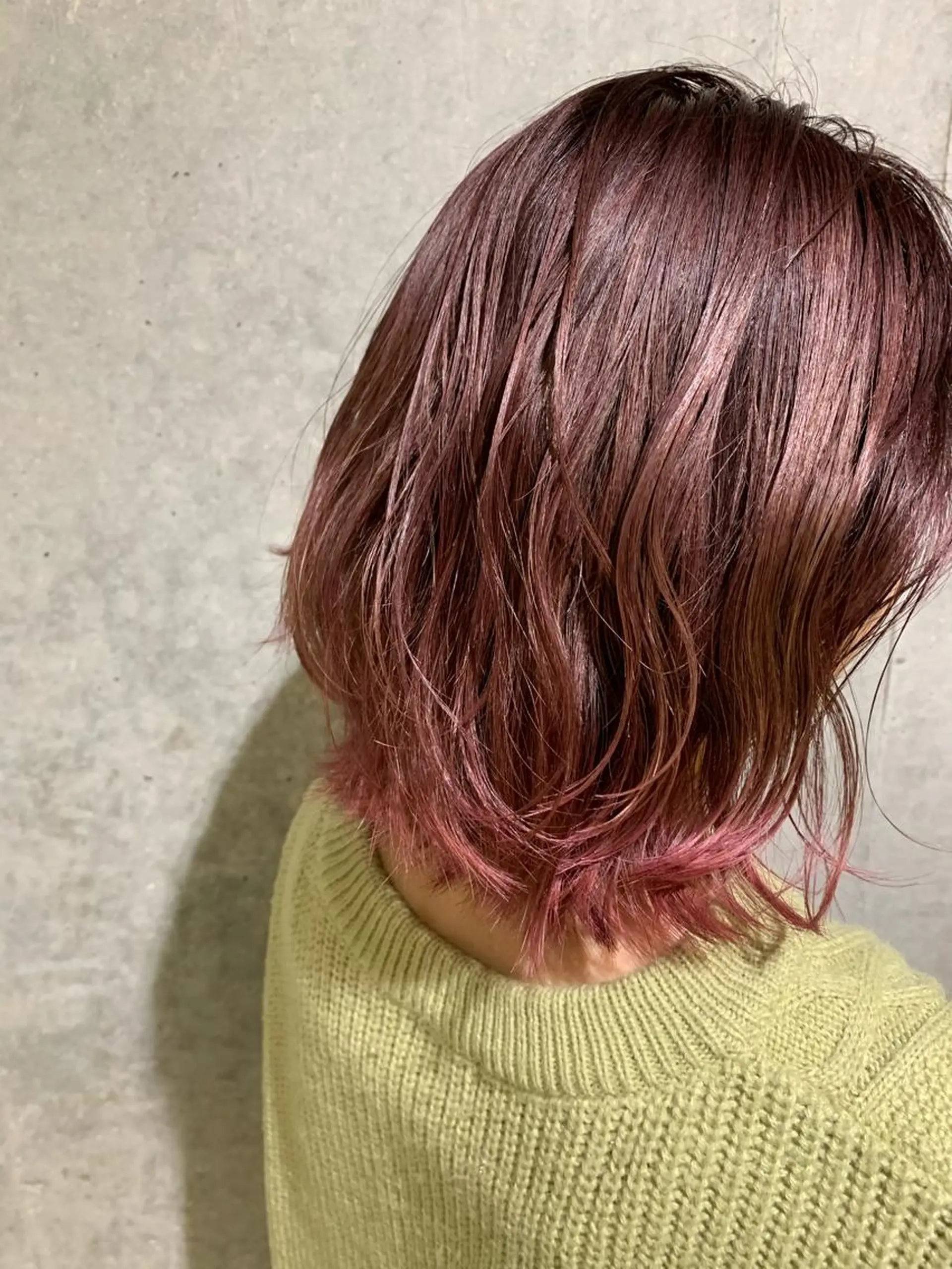 ミディアム カラー グラデーションカラー ピンクカラー レッドカラー Produce with SALON VILLAGE所属・メッシュパーマ職人/ 窪田 優也/ツイスパのヘアスタイル