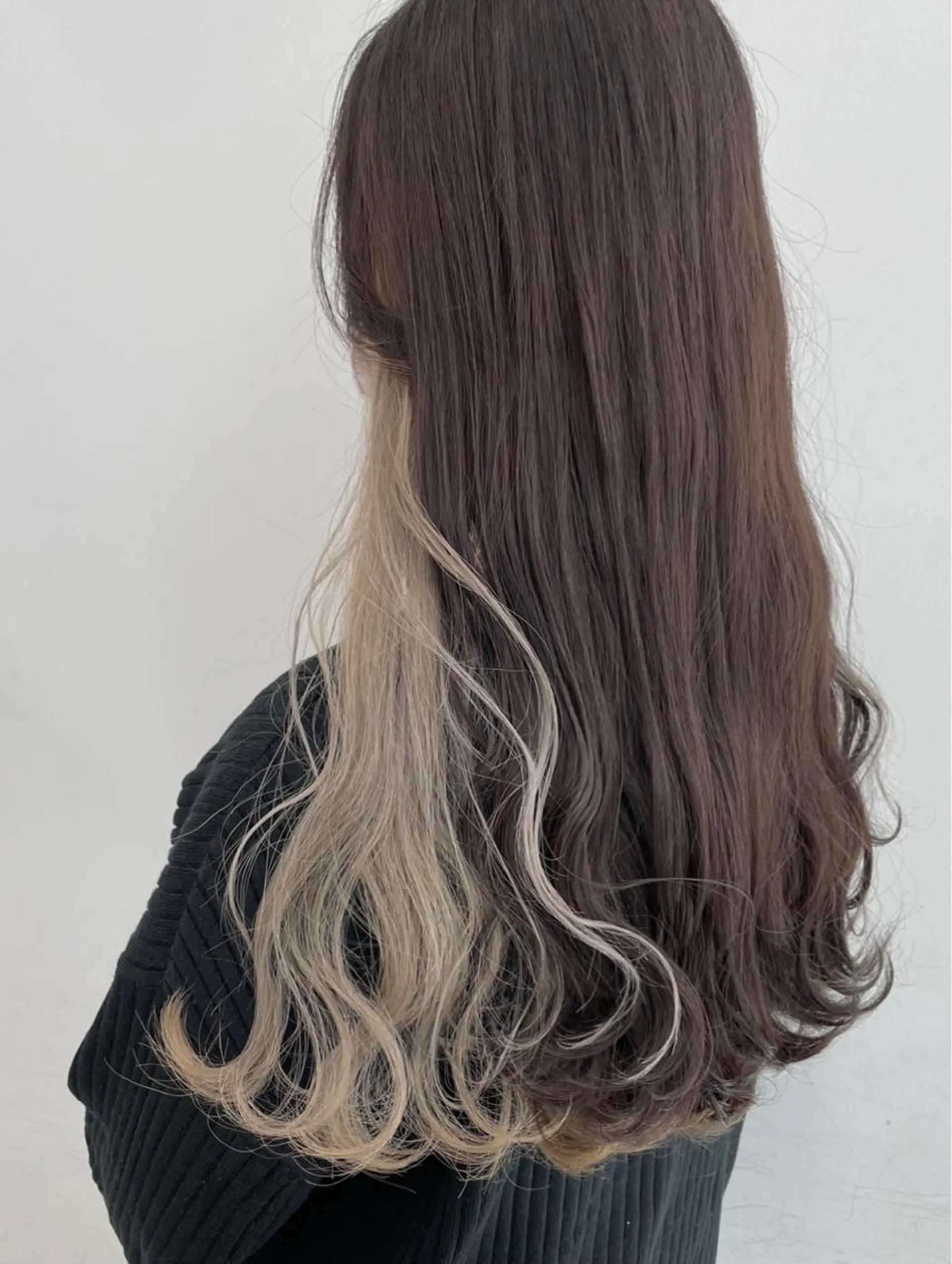 セミロング カラー ヘアアレンジ ブリーチ イヤリングカラー シルバー ホワイトシルバー ヘアカラー トリートメント 🦄インナーカラー 🦄貫井彩花のヘアスタイル