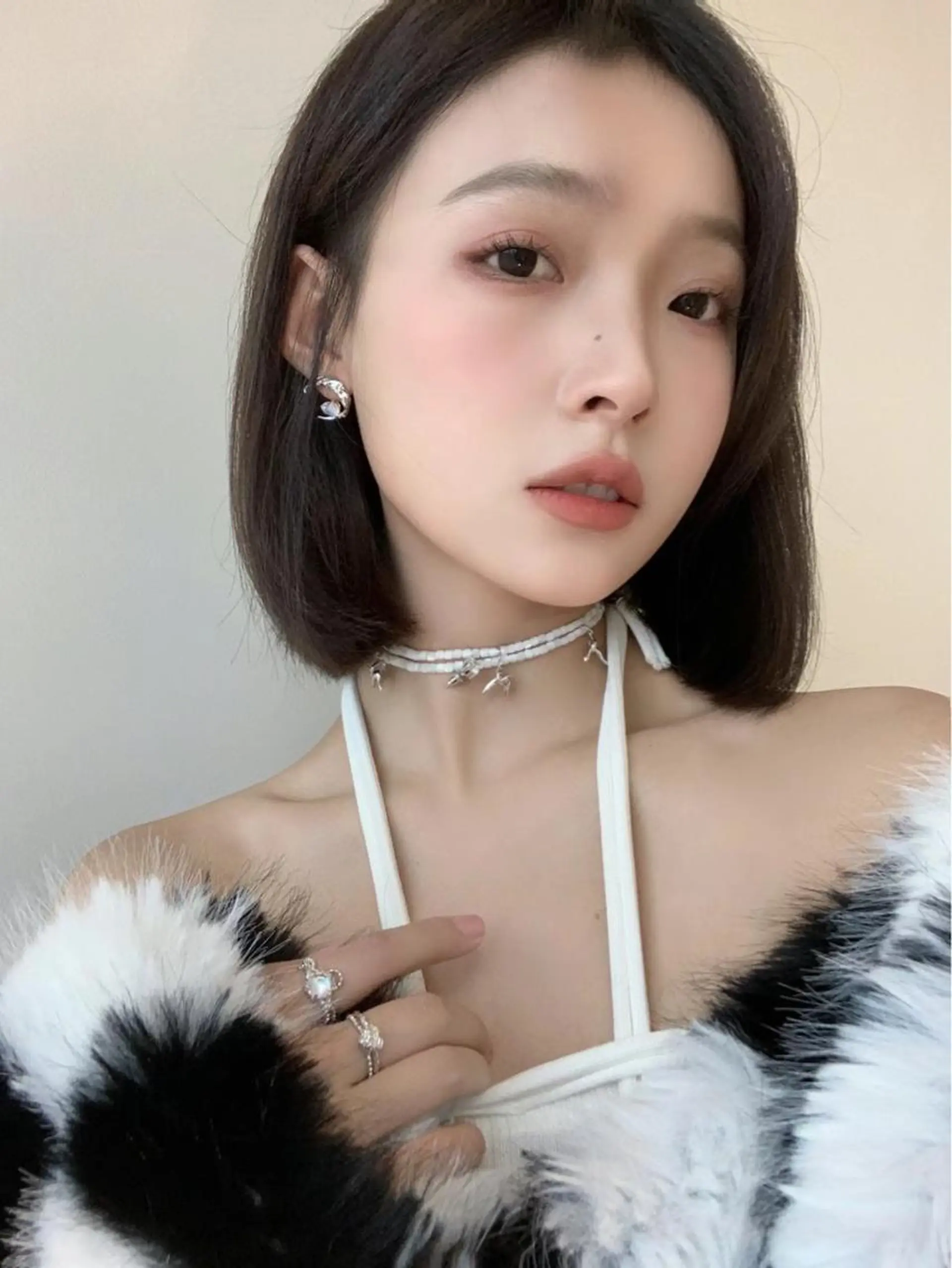 ショート カラー 切りっぱなしボブ ショートボブ ベージュカラー ブリーチ イヤリングカラー カット トリートメント ヘッドスパ 鈴木 一貴のヘアスタイル