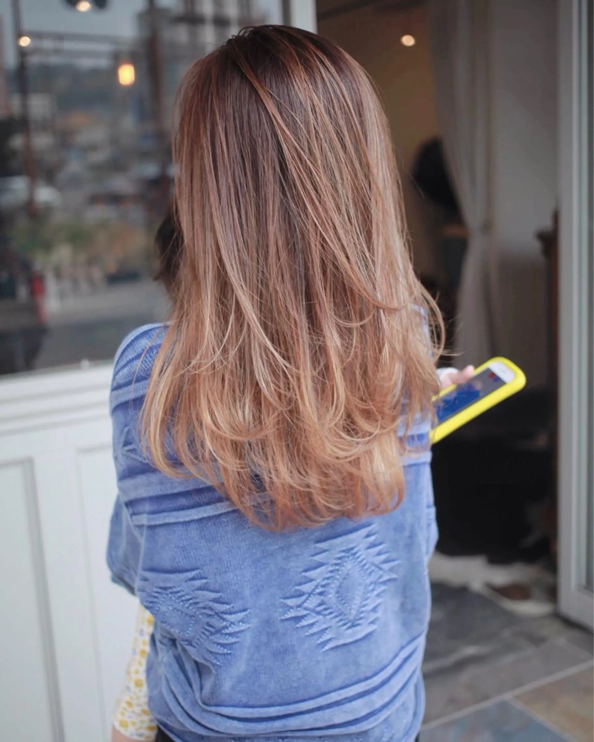 ロング カラー ヘアアレンジ お団子ヘア 切りっぱなしボブ バレイヤージュ ブリーチ デザインカラー Mariana/ 鶴原-ハイライトのヘアスタイル