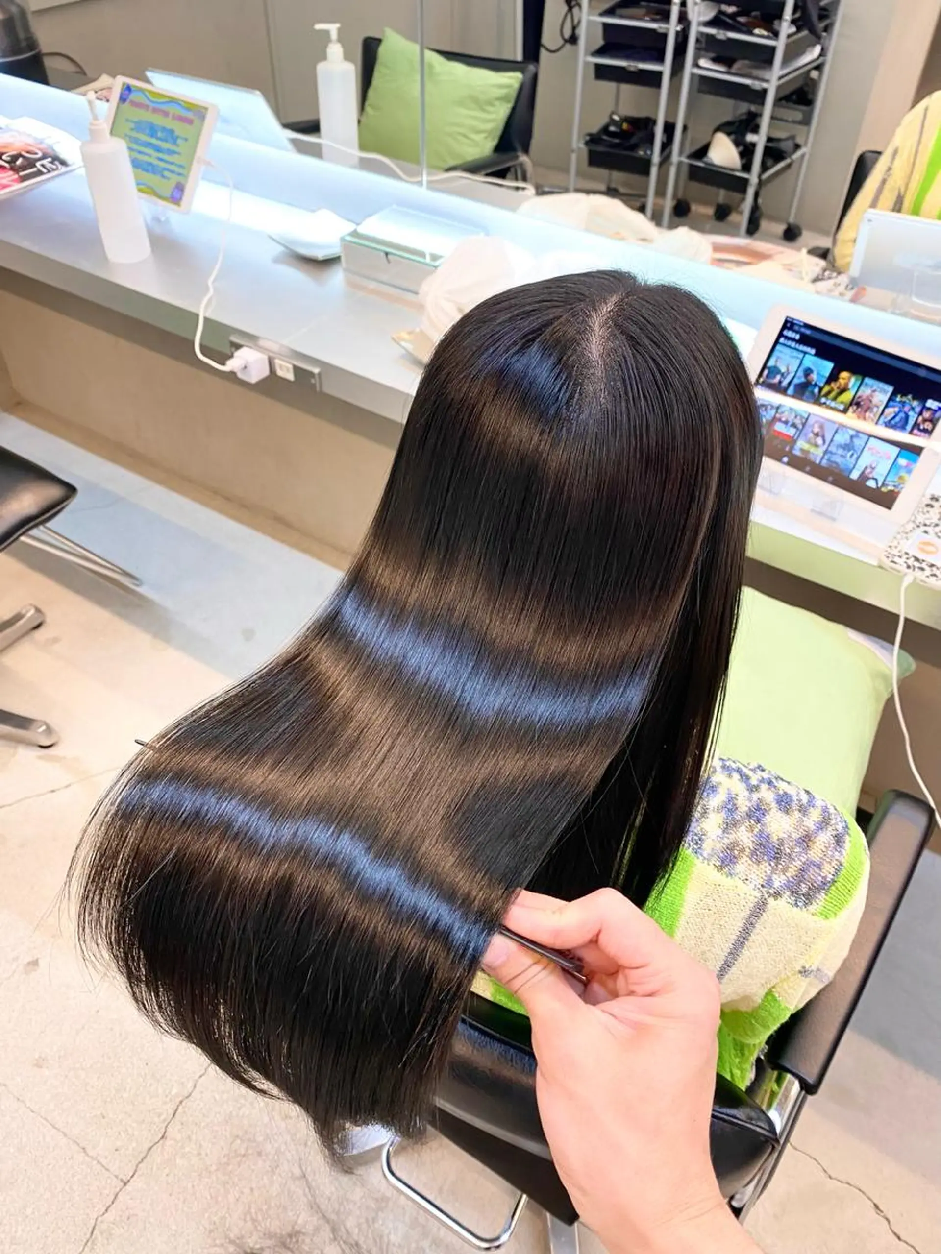 ロング カラー パーマ ブリーチ 伸ばしかけ 縮毛矯正 酸性ストレート ストレートパーマ ヘアカラー トリートメント 艶髪と透明感を ‼️/若林のヘアスタイル