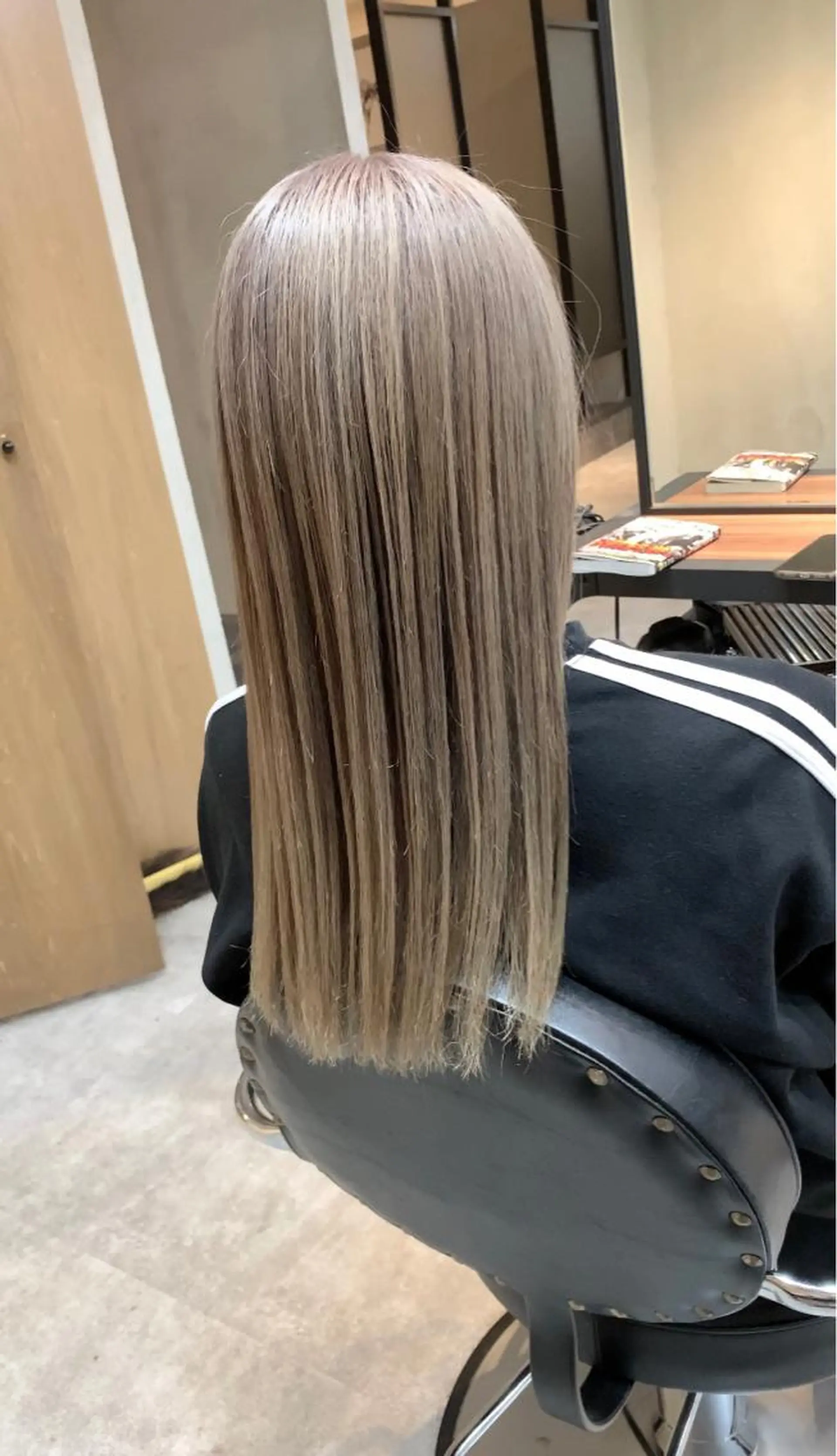 セミロング カラー リサ tonieのヘアスタイル