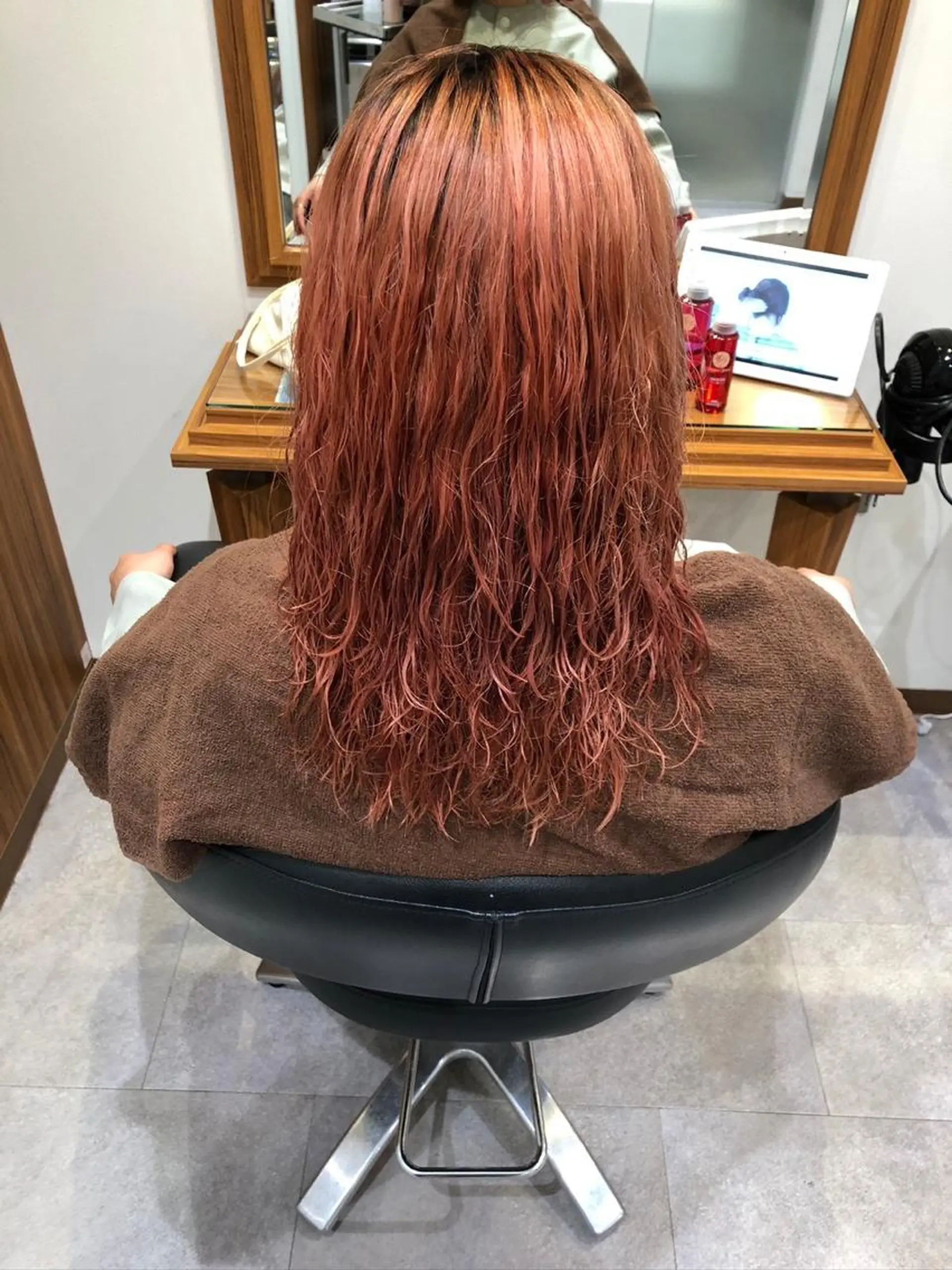 ミディアム カラー オレンジ 田中 志織のヘアスタイル