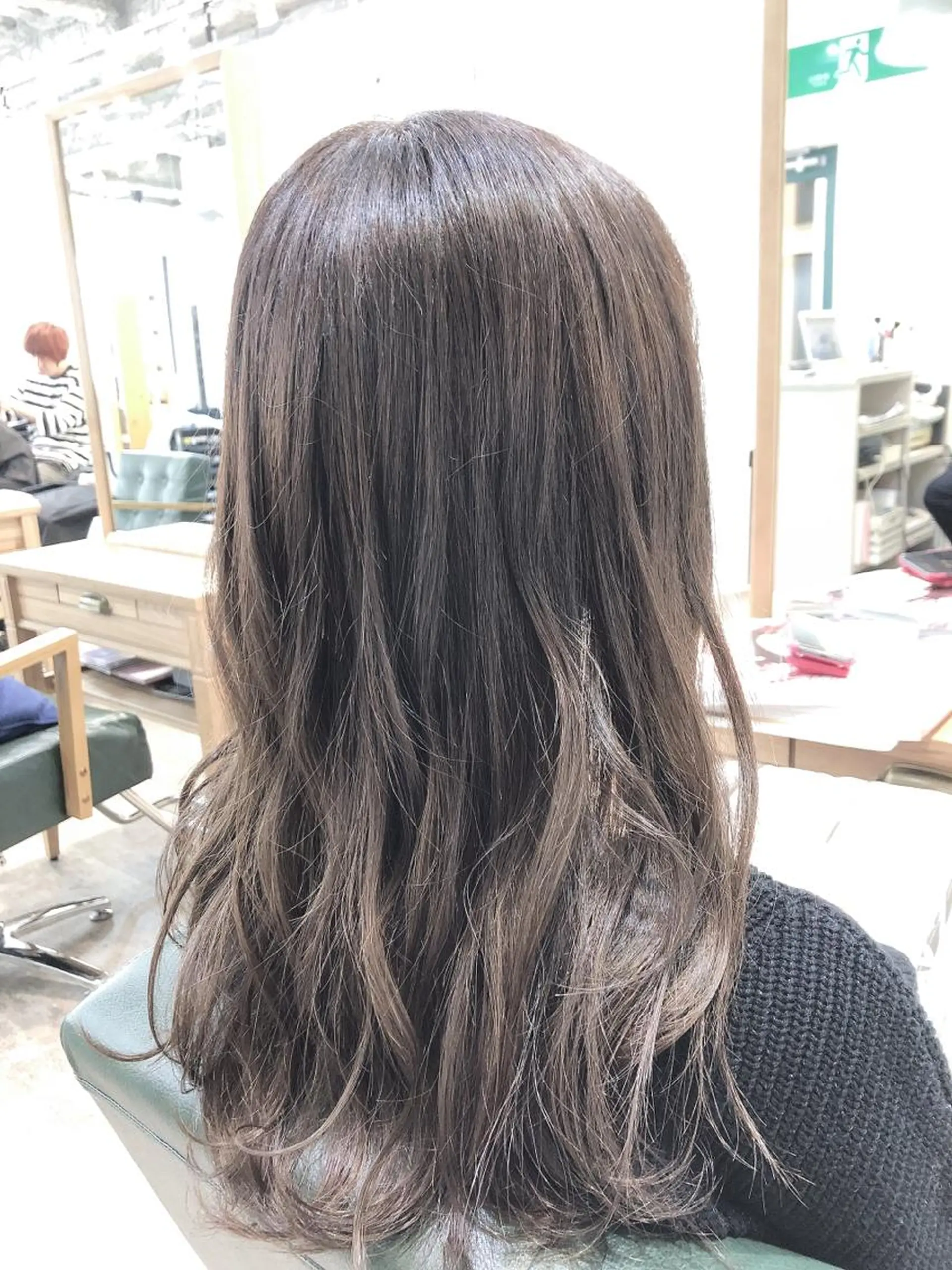 セミロング カラー グレージュ 外国人風カラー ヘアカラー トリートメント 菊池 貢平のヘアスタイル