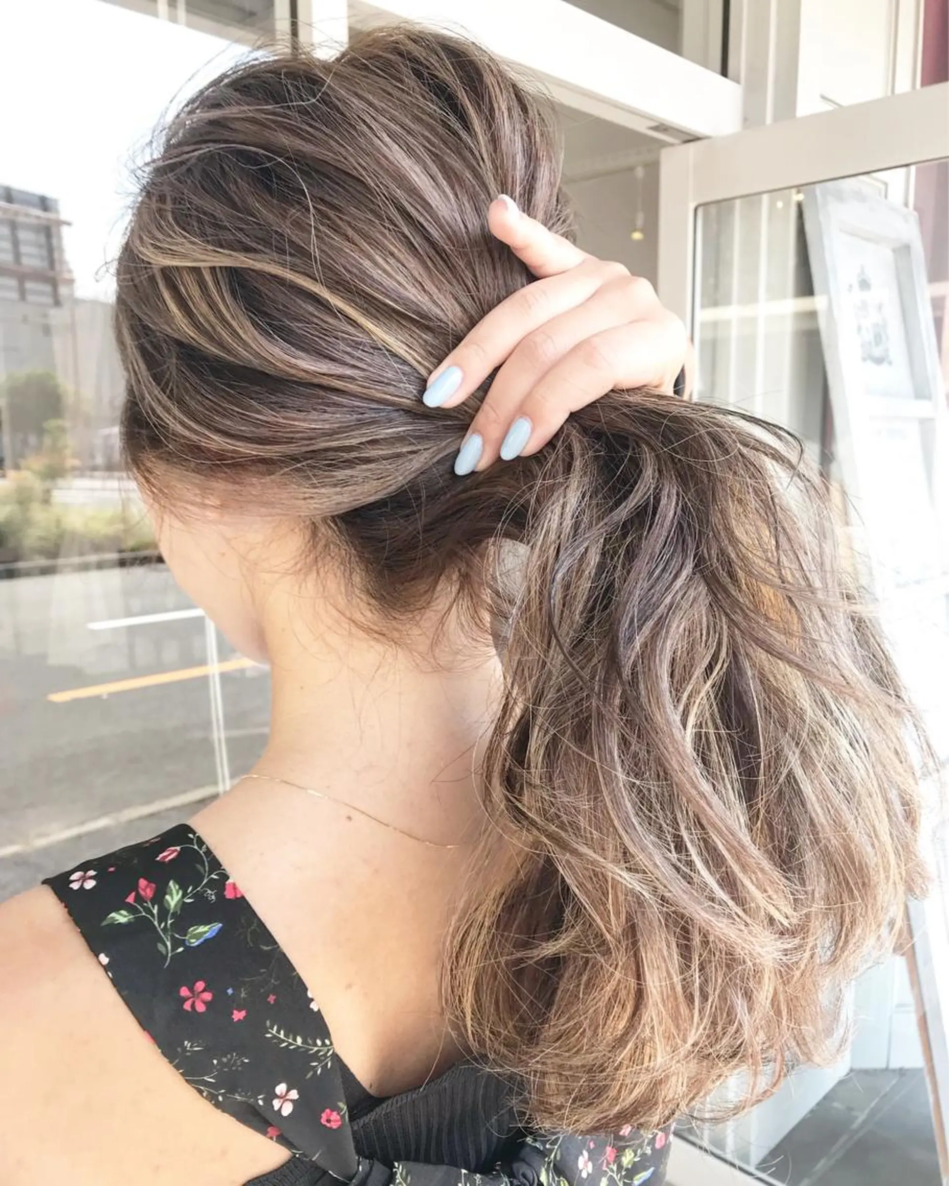 セミロング カラー ヘアアレンジ お団子ヘア 切りっぱなしボブ バレイヤージュ ブリーチ グラデーションカラー Mariana/ 鶴原-ハイライトのヘアスタイル