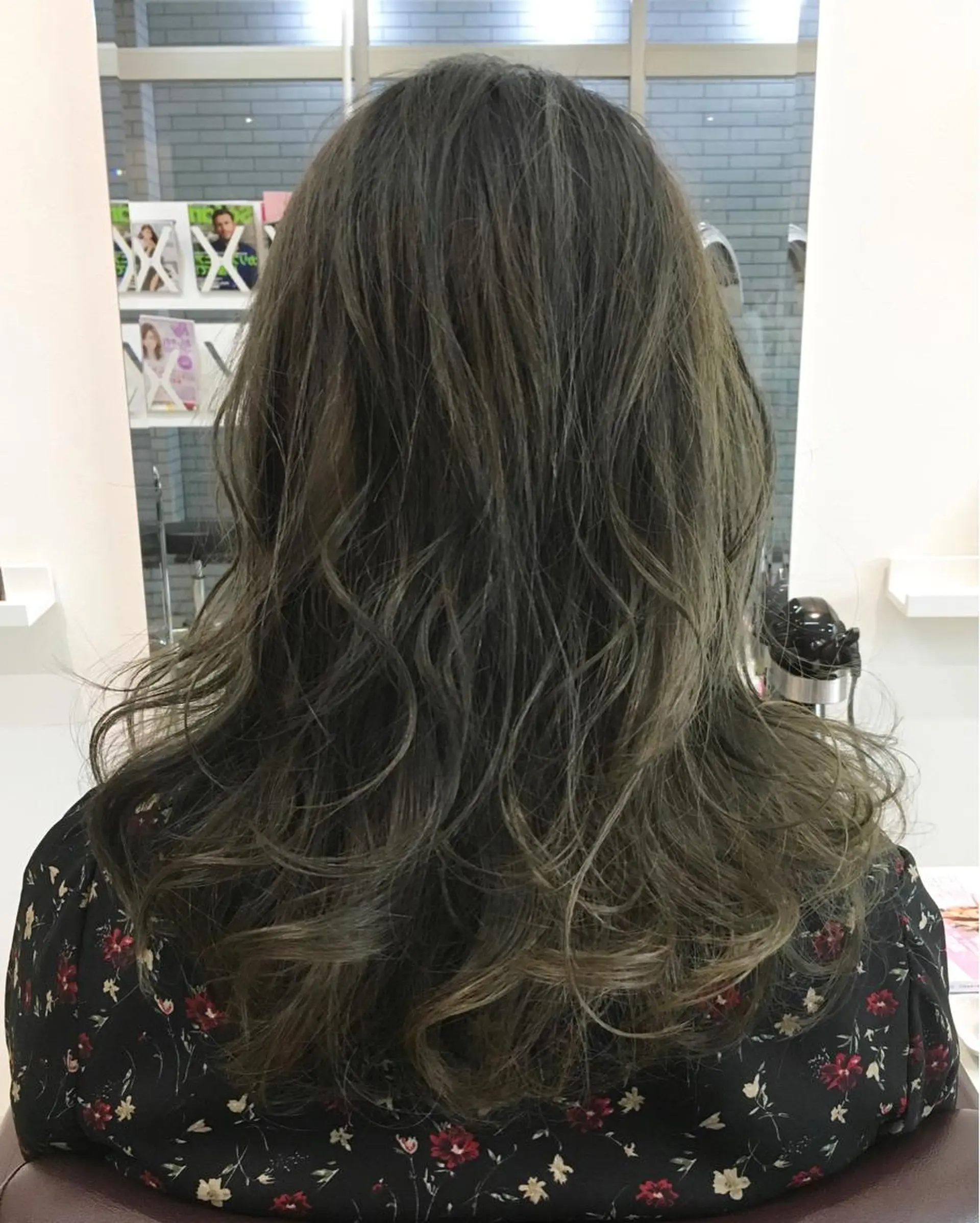 セミロング カラー アディクシーカラー ブリーチ ダブルカラー グレージュ 学生 中村 よしひでのヘアスタイル