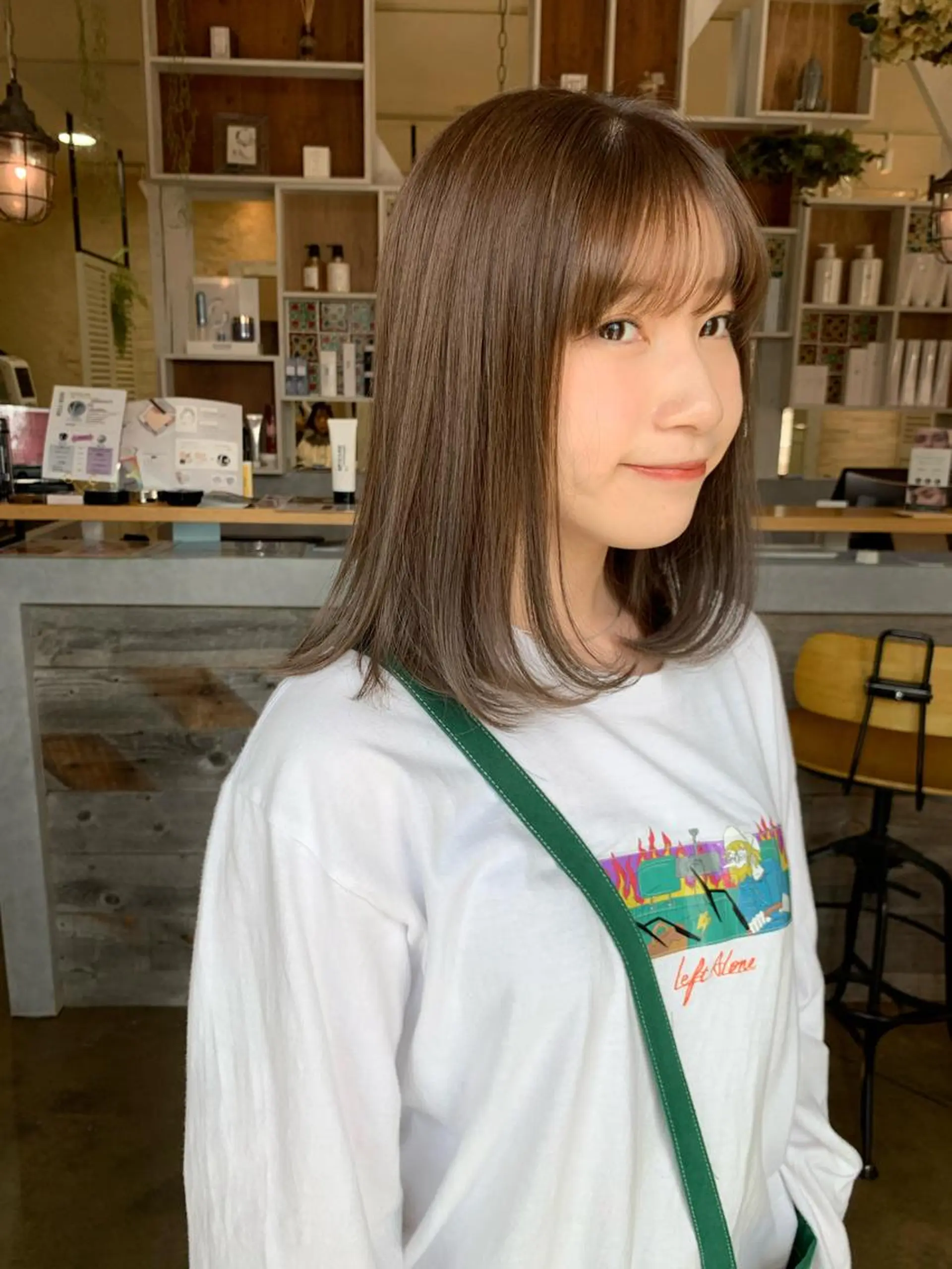 ミディアム カラー アッシュ アッシュグレー アッシュグレージュ ブリーチ グレージュ カワサキ マホのヘアスタイル